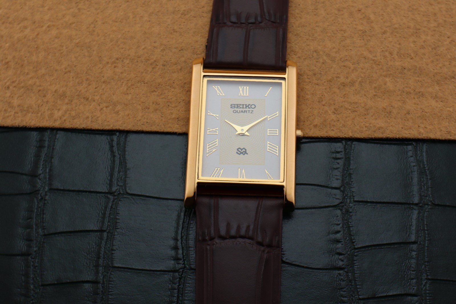 Vintage Seiko Slim Quartz Men’s Wrist Watch White Dial with Dark Brown Strap.