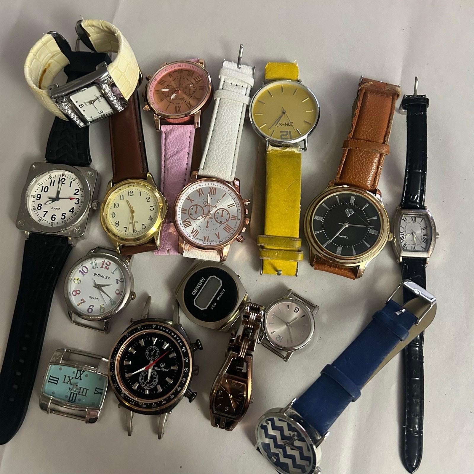 Assorted Watches Used Not Working For Parts Or Pieces lot 12