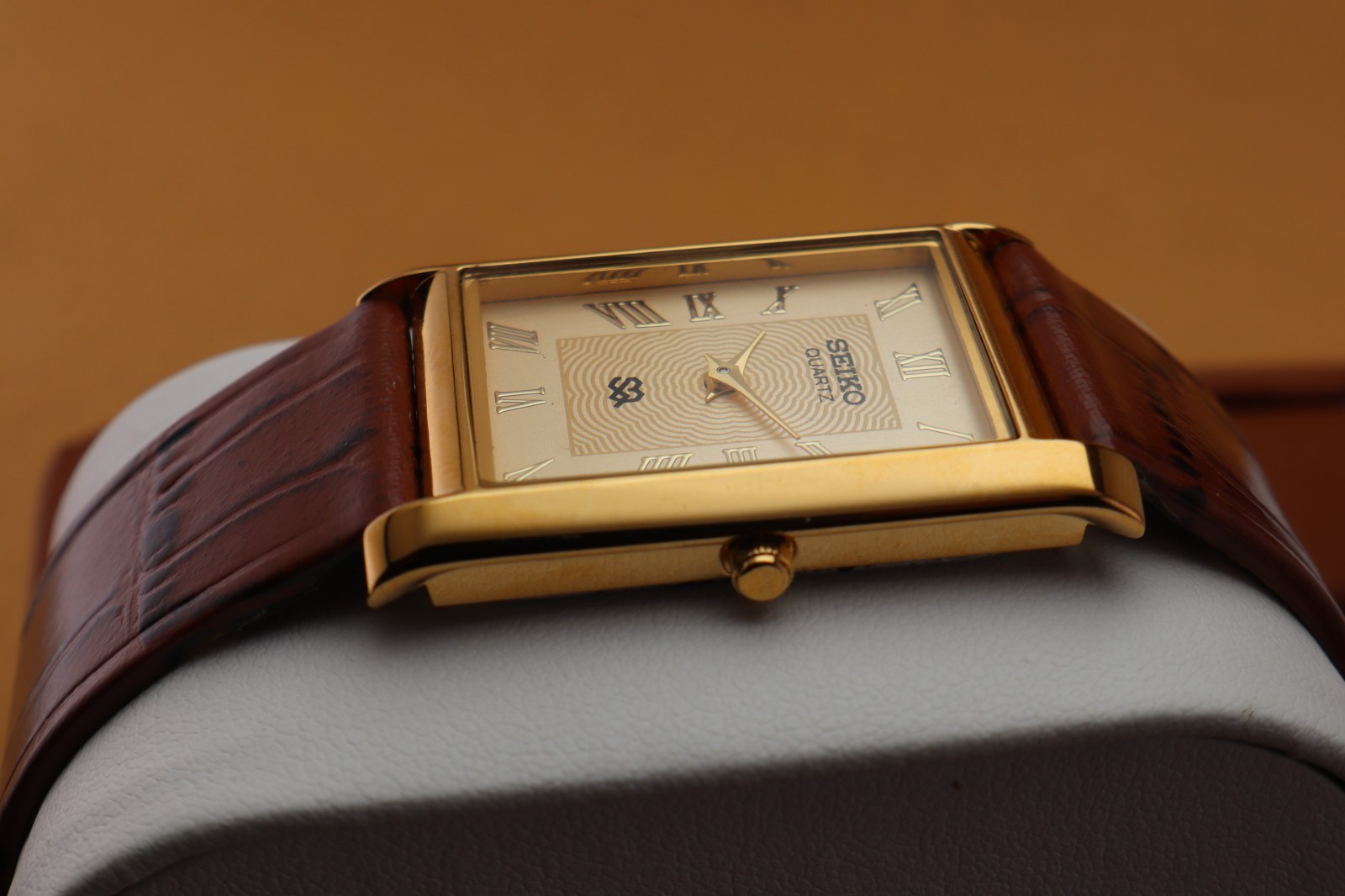 Vintage Seiko Slim Quartz Men’s Wrist Watch Beige Dial with Light Brown Strap.