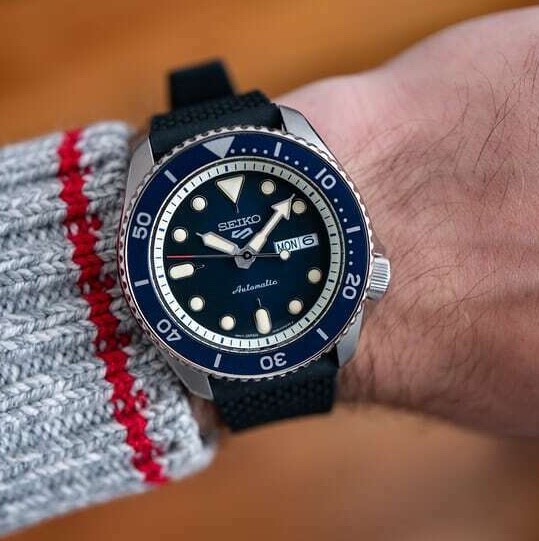 NEW Seiko 5 Blue Dial SRPD93 Automatic Rubber Strap Watch (WARRANTY)