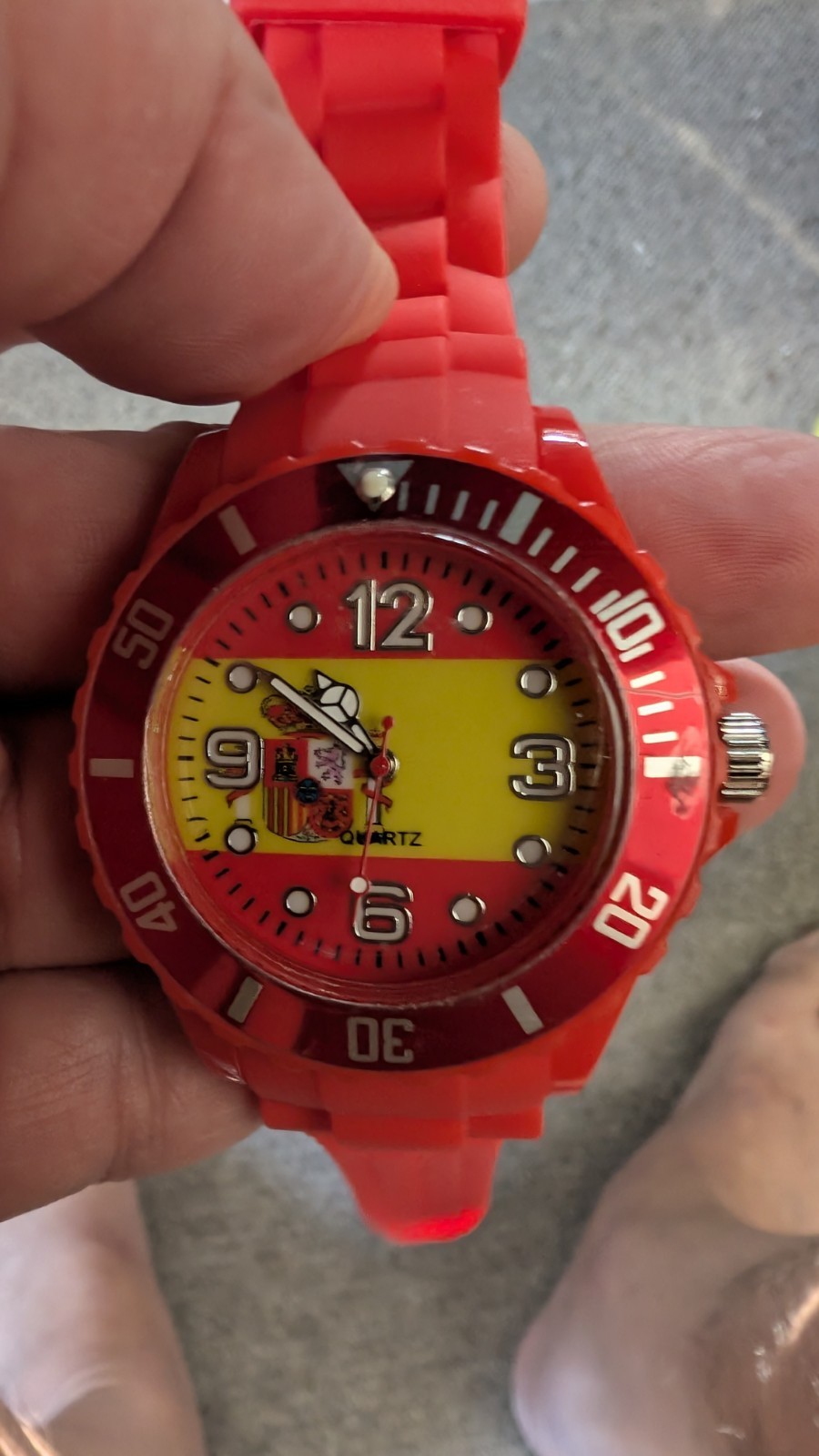 Red Spain Flag Quartz Watch – Sport Style, Rotating Bezel, Silicone Band