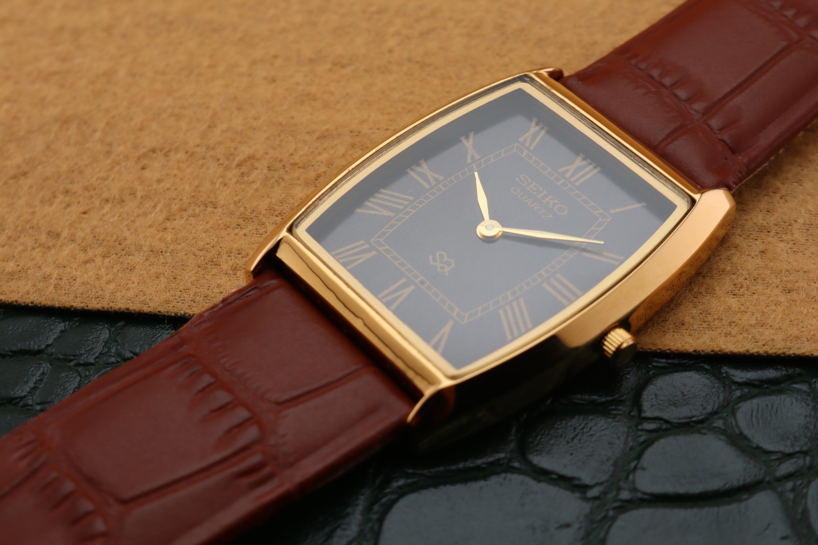 Vintage Seiko Slim Quartz Men’s Wrist Watch Black Dial with Light Brown Strap.