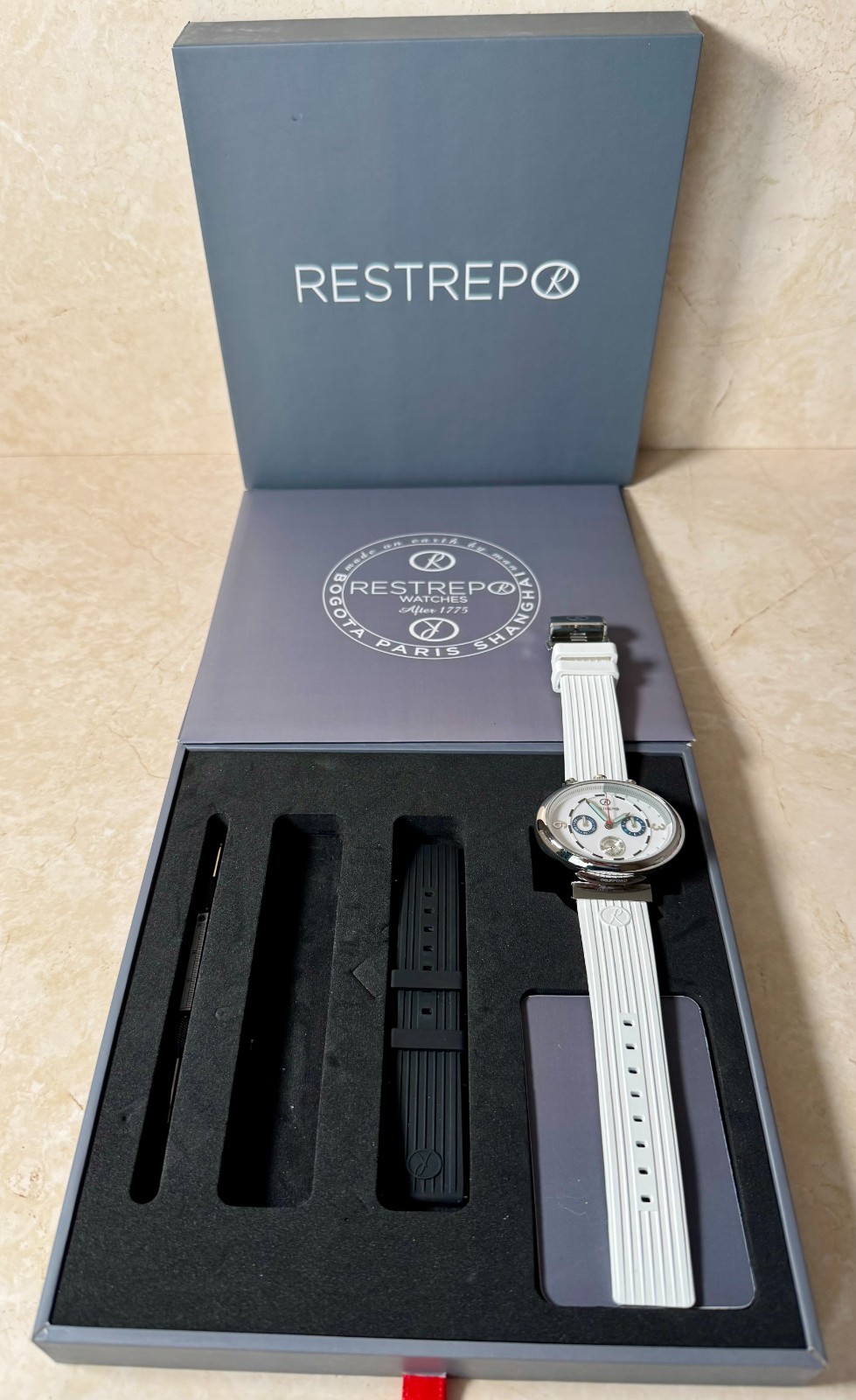 Restrepo – El Caballero Sin Armas 5.1 – With 2 straps, white and black