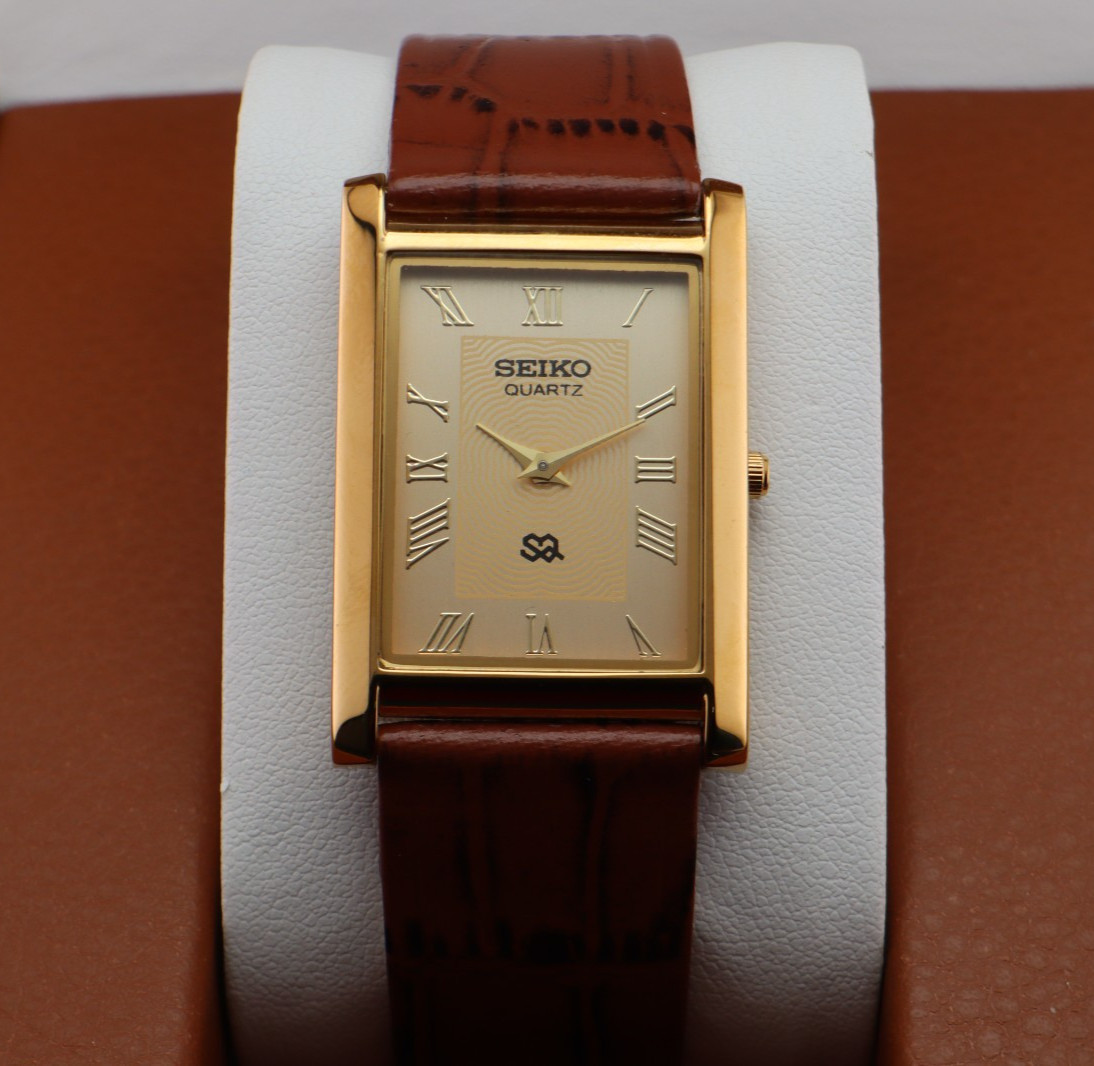 Vintage Seiko Slim Quartz Men’s Wrist Watch Beige Dial with Light Brown Strap.