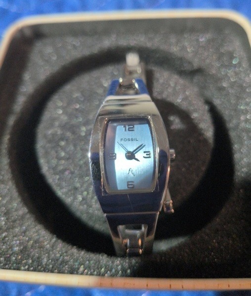 LADIES STAINLESS STEEL FOSSIL WATCH NEW IN BOX WITH NEW BATTERY