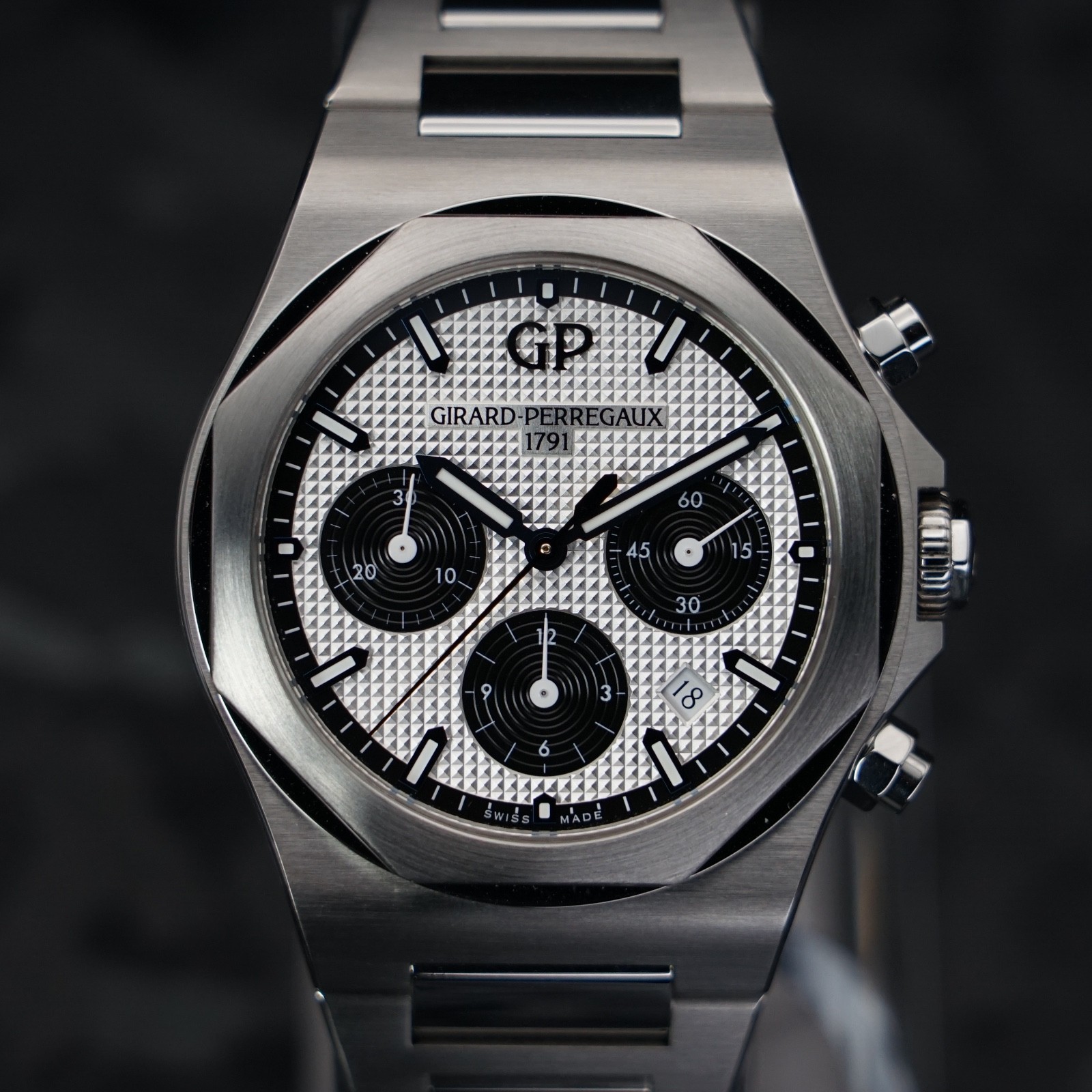 Girard-Perregaux Laureato Panda Chronograph 42mm – 81020-11-131-11A – Full Set