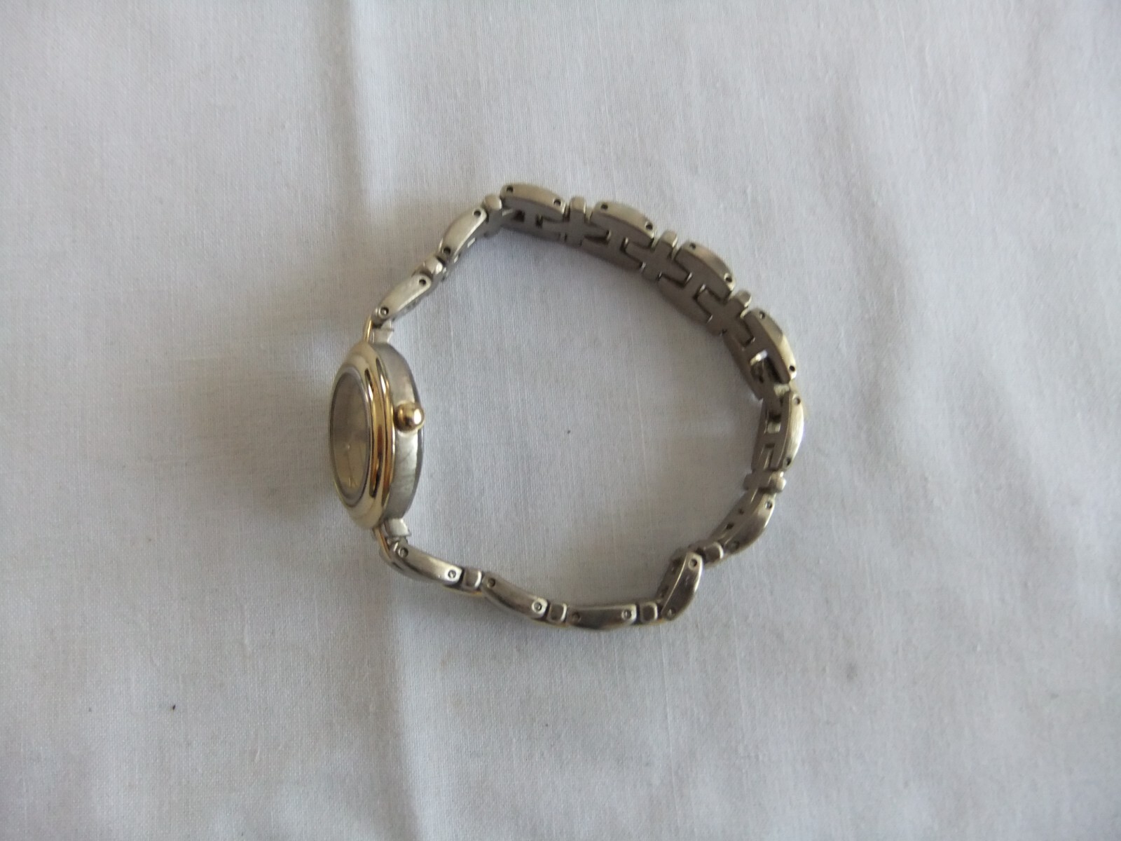 Vintage Ladies ARTOP Gold Tone Bracelet Quartz Watch 3ATM