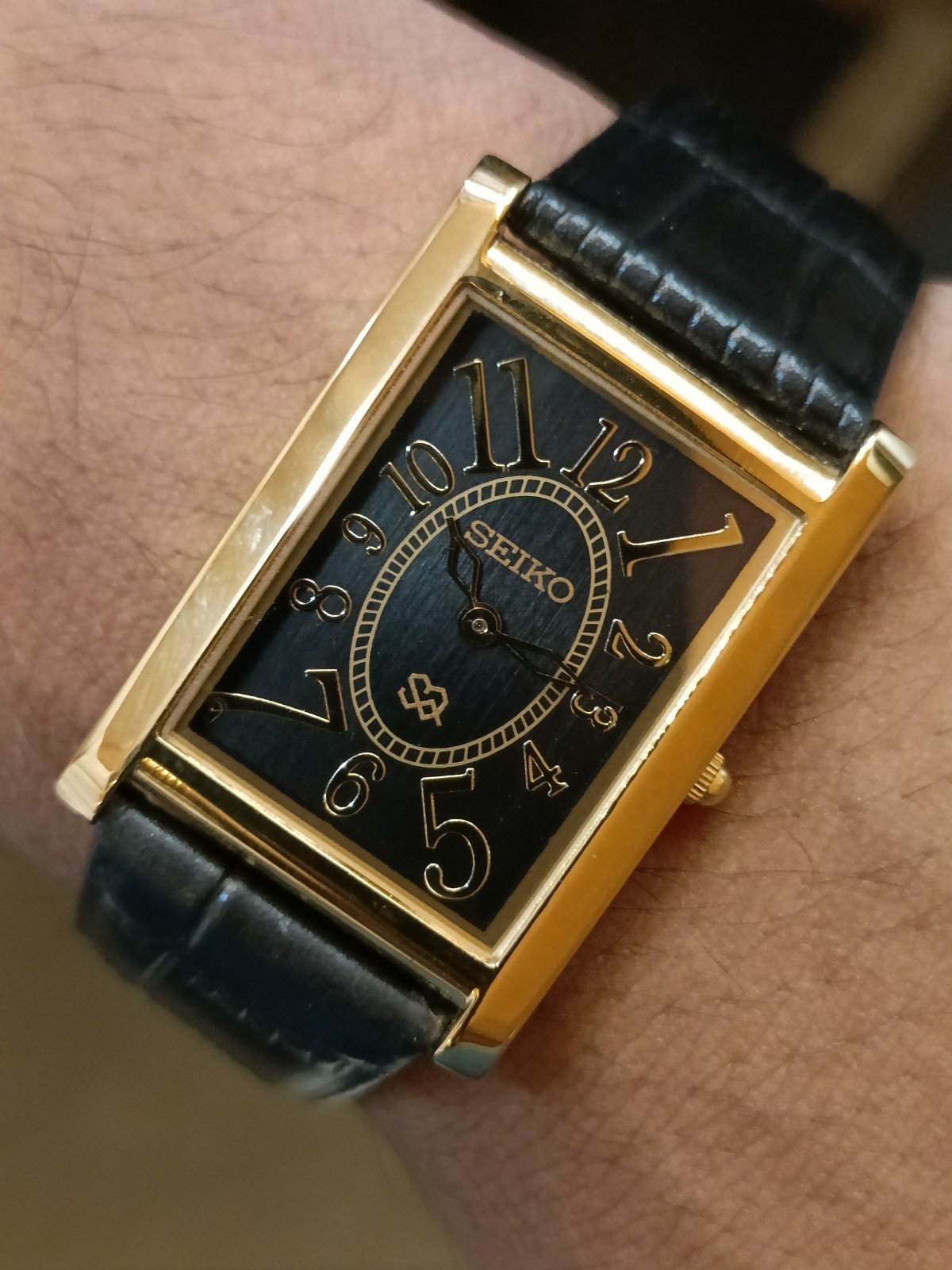 VINTAGE SEIKO SLIM QUARTZ BLACK DIAL JAPAN MEN’S WORKING DRESS WATCH