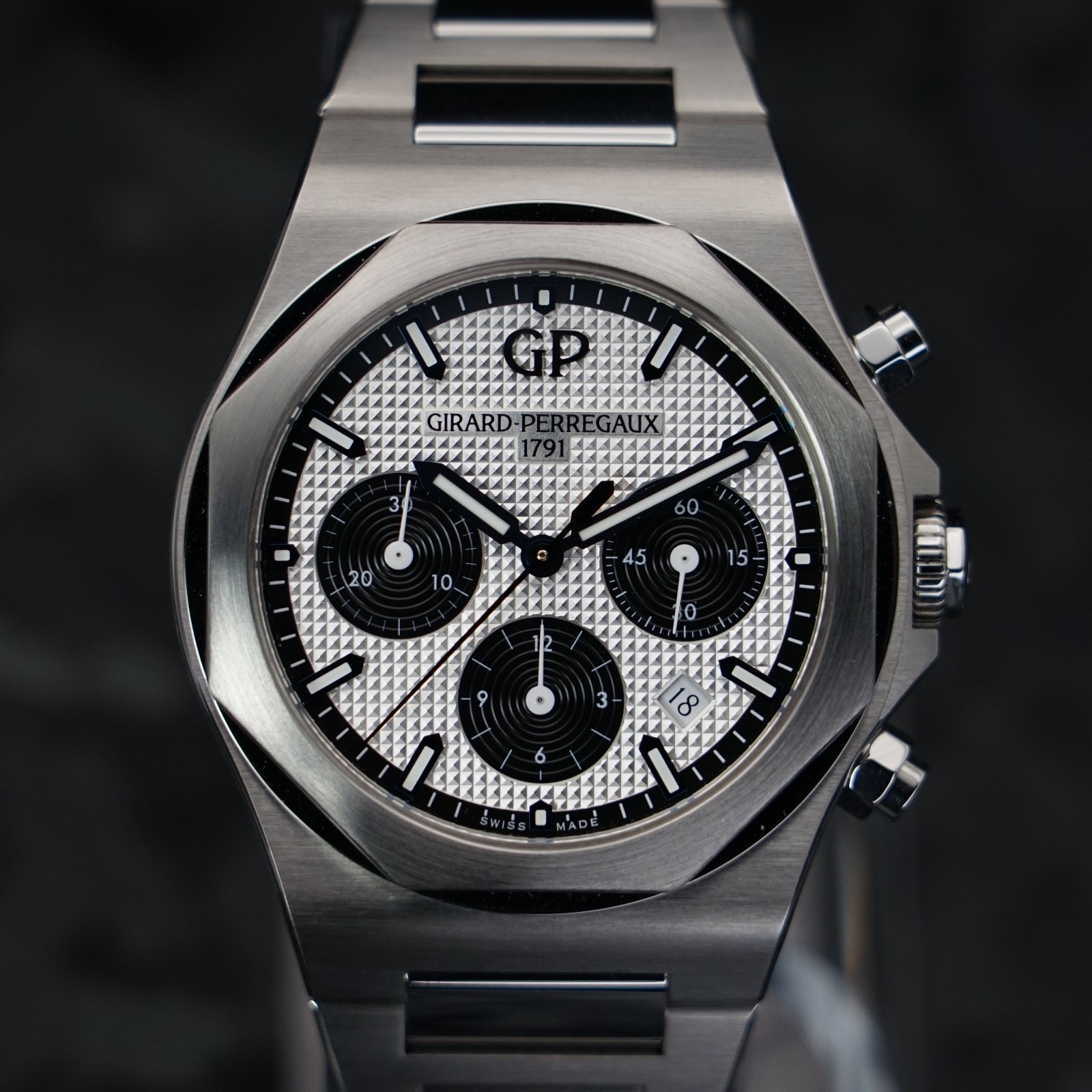 Girard-Perregaux Laureato Panda Chronograph 42mm – 81020-11-131-11A – Full Set