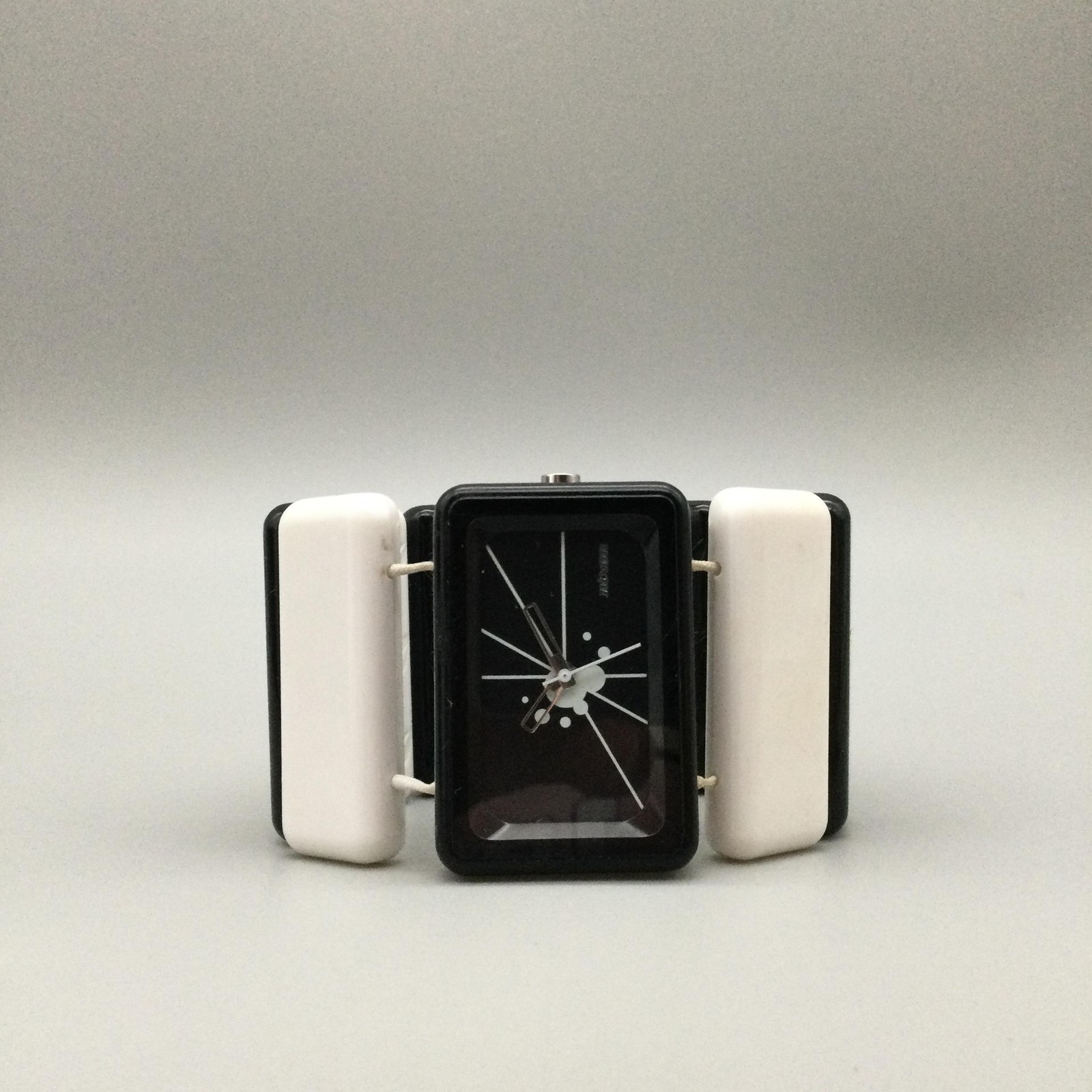 Nixon The Vega Womens Watch 43mm Black Dial Black White Stretch Band New Battery