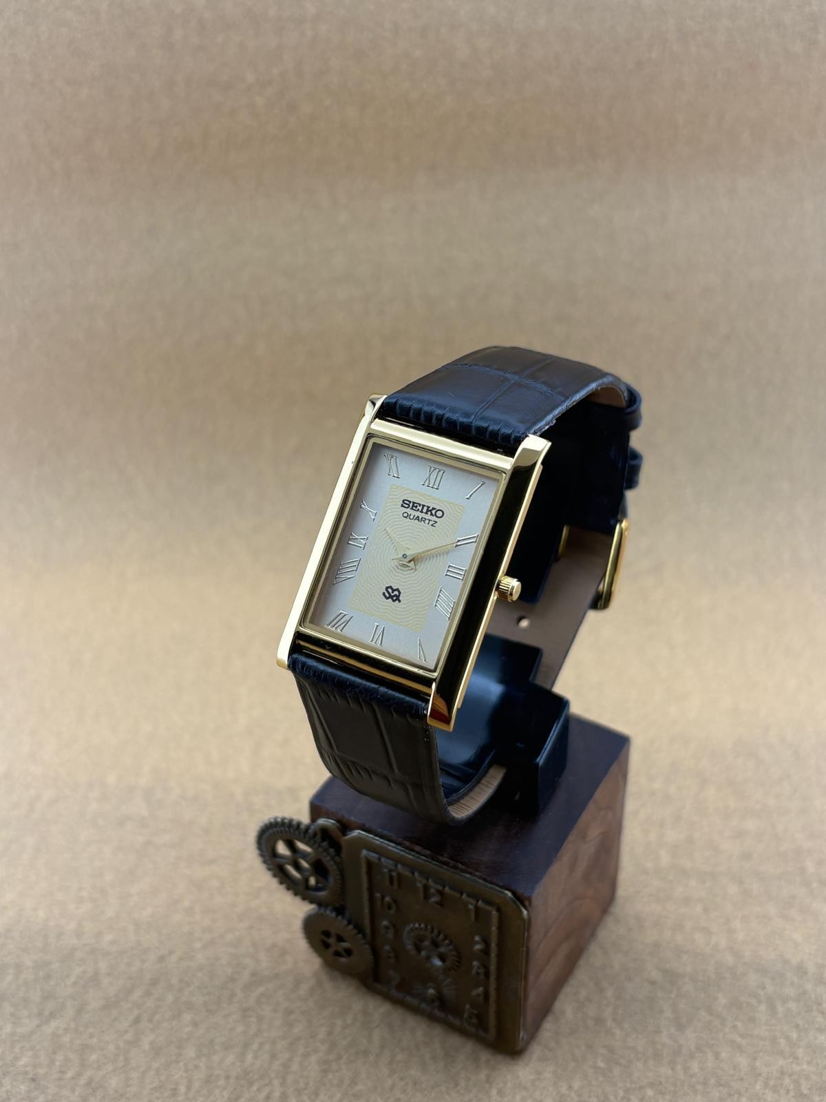 GOLD DIAL-Vintage Seiko Slim Quartz Men’s Wristwatch-dark brown strap