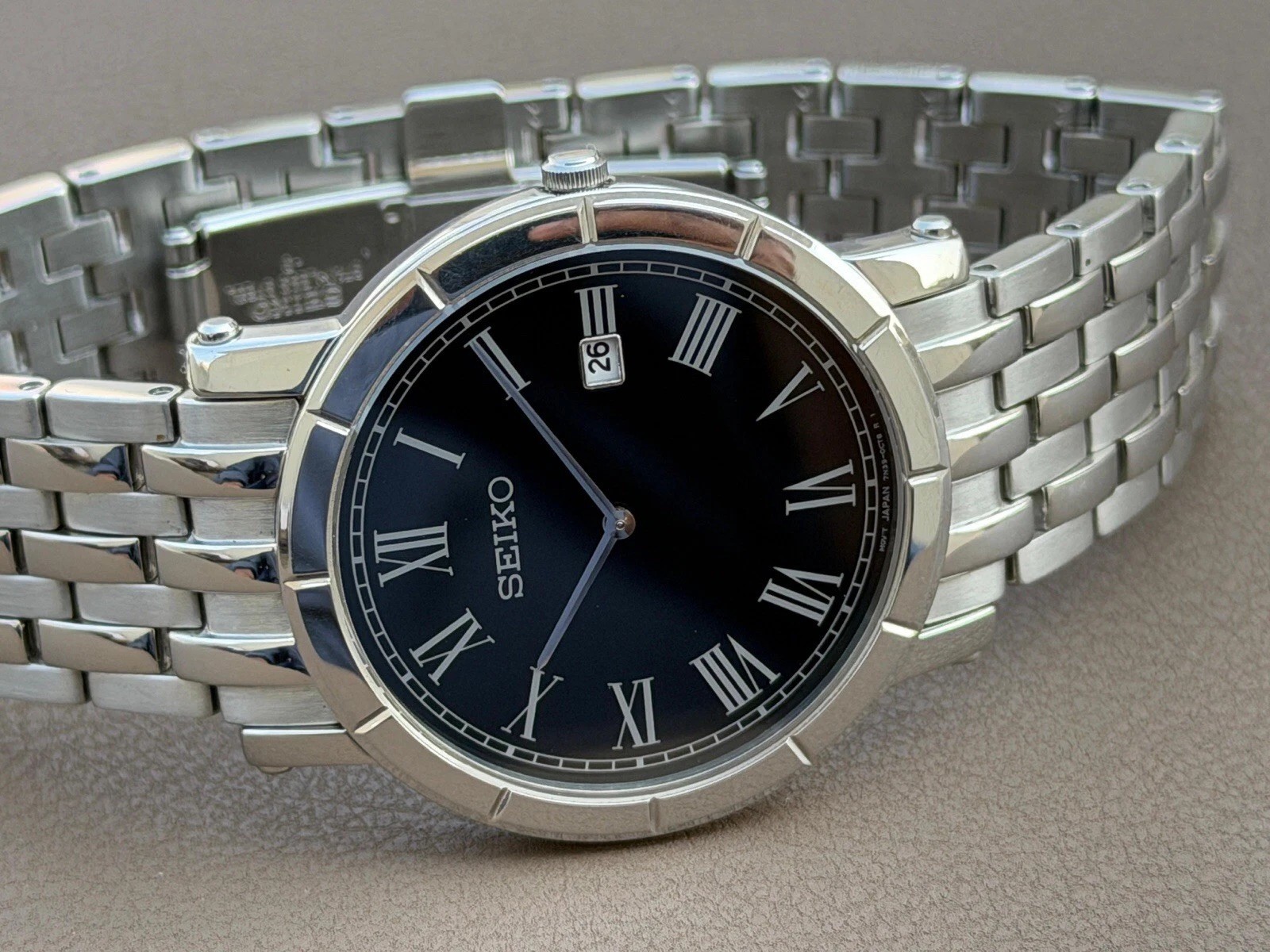Vintage Seiko Quartz Wristwatch — Silver Case, Roman Numerals, Black Dial S-131