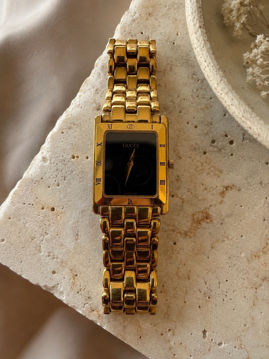 Vintage Gucci 4200M Men’s Swiss Quartz Gold Plated Tank Watch Black Dial EUC