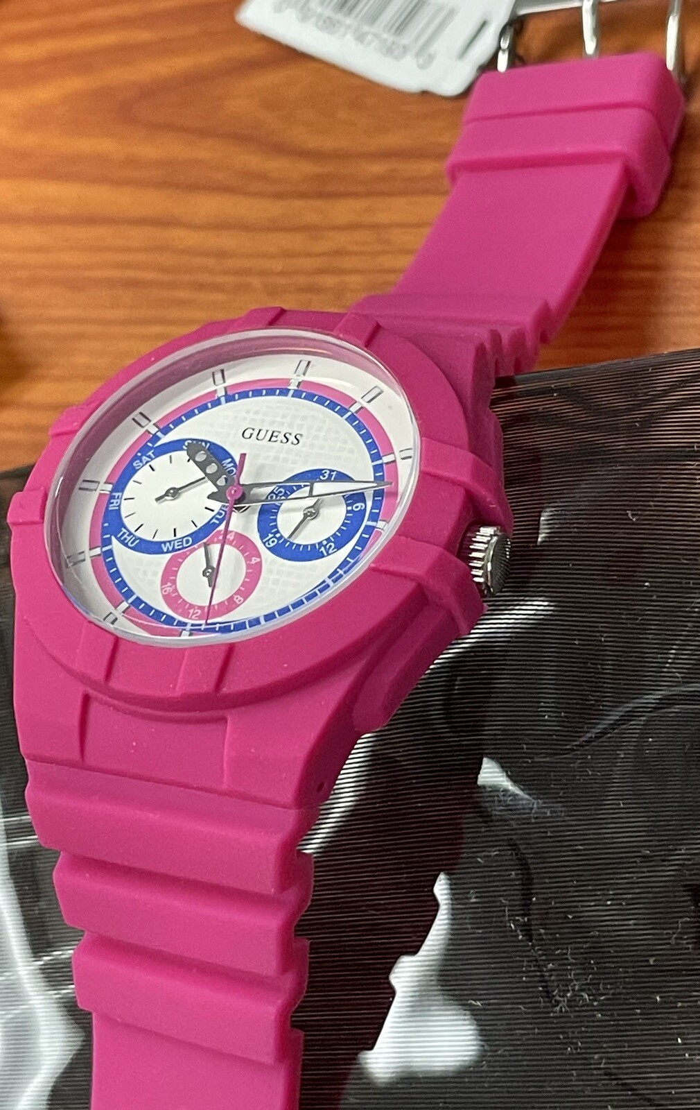 GUESS women’s Pink Rubber silicone Band White blue dial ladies Watch U0942L3