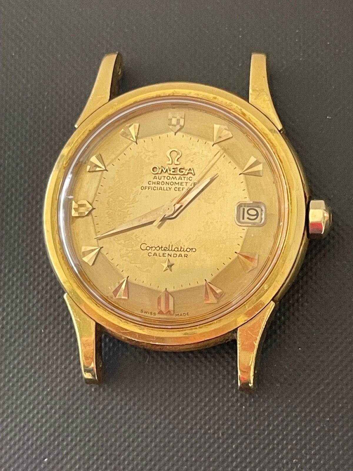 OMEGA CONSTELLATION 18K YELLOW GOLD PIE PAN WITH DATE ARROW MARKERS