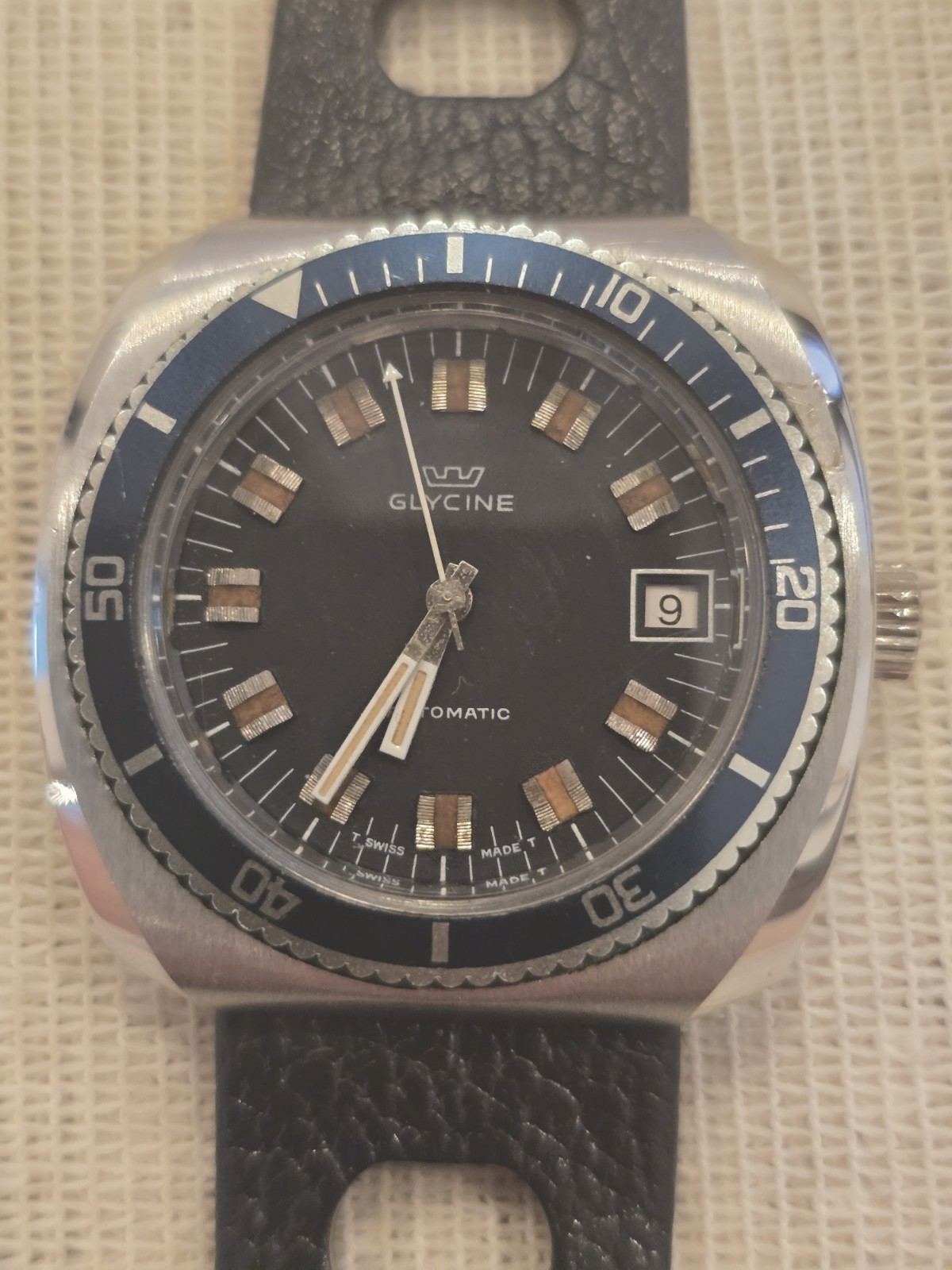 Glycine Airman Automatic Diver Watch Black Dial Date Blue Bezel 20 ATM 41mm