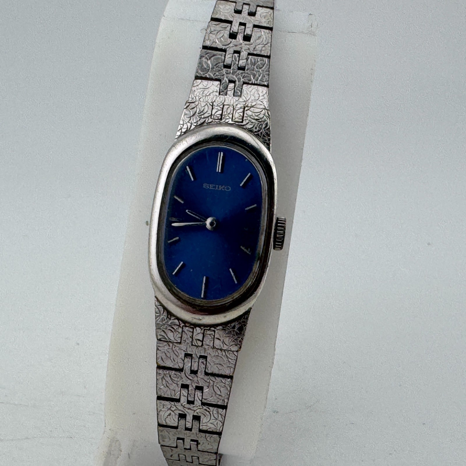 VTG Seiko Watch 11-8300 Women Hand Winding Mechanical Silver Blue 17 Jewels 7″