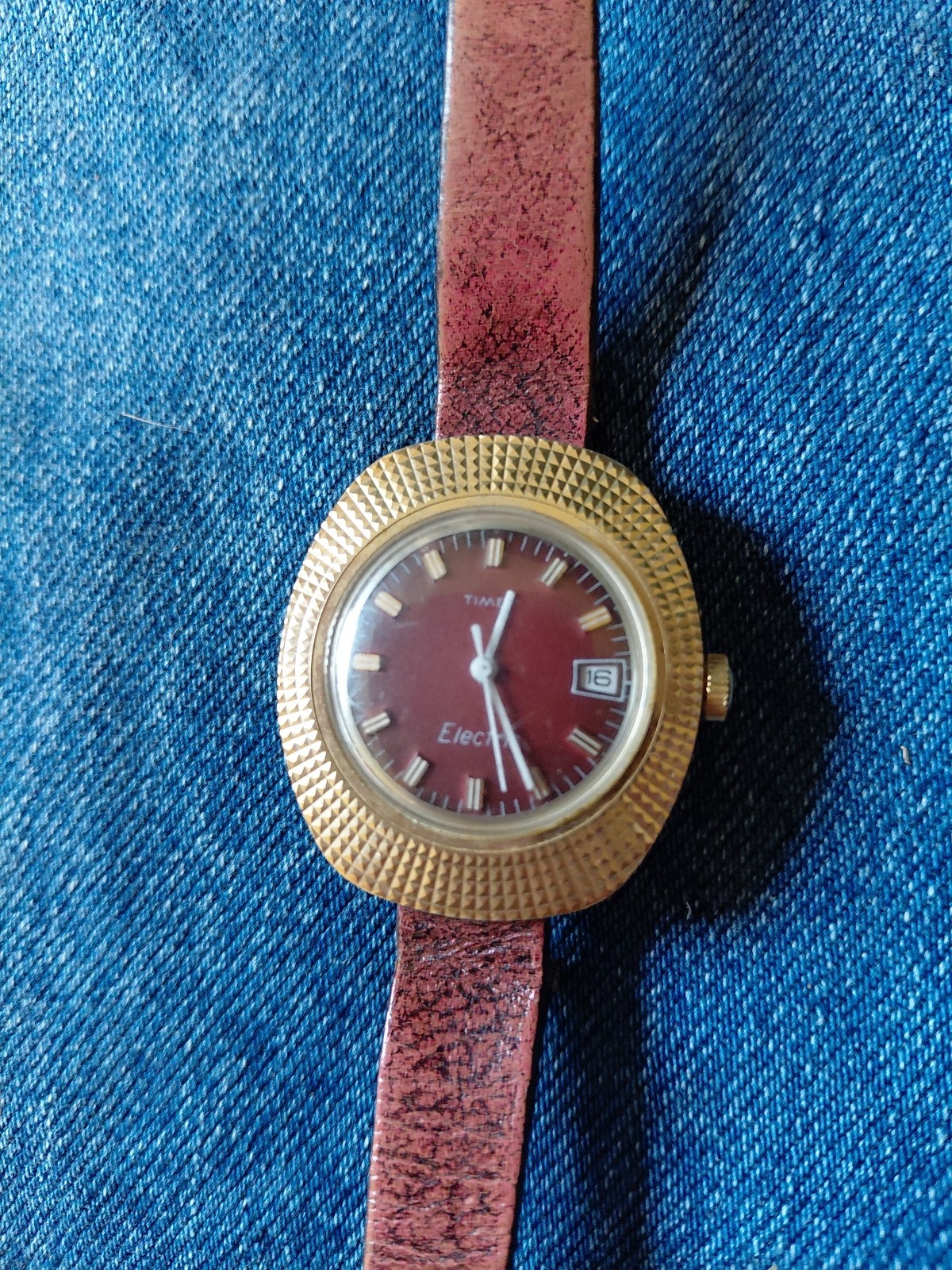 Vintage 70s Timex Electric Ladies Watch – Burgundy Dial & Gold Hobnail Bezel