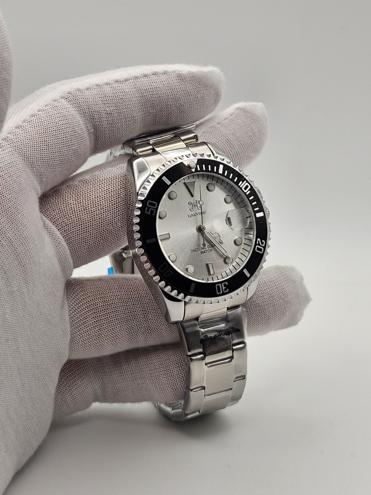 Harvion Dazzling Quartz Men’s Watch Silver Dial Black Bezel Stainless Steel New