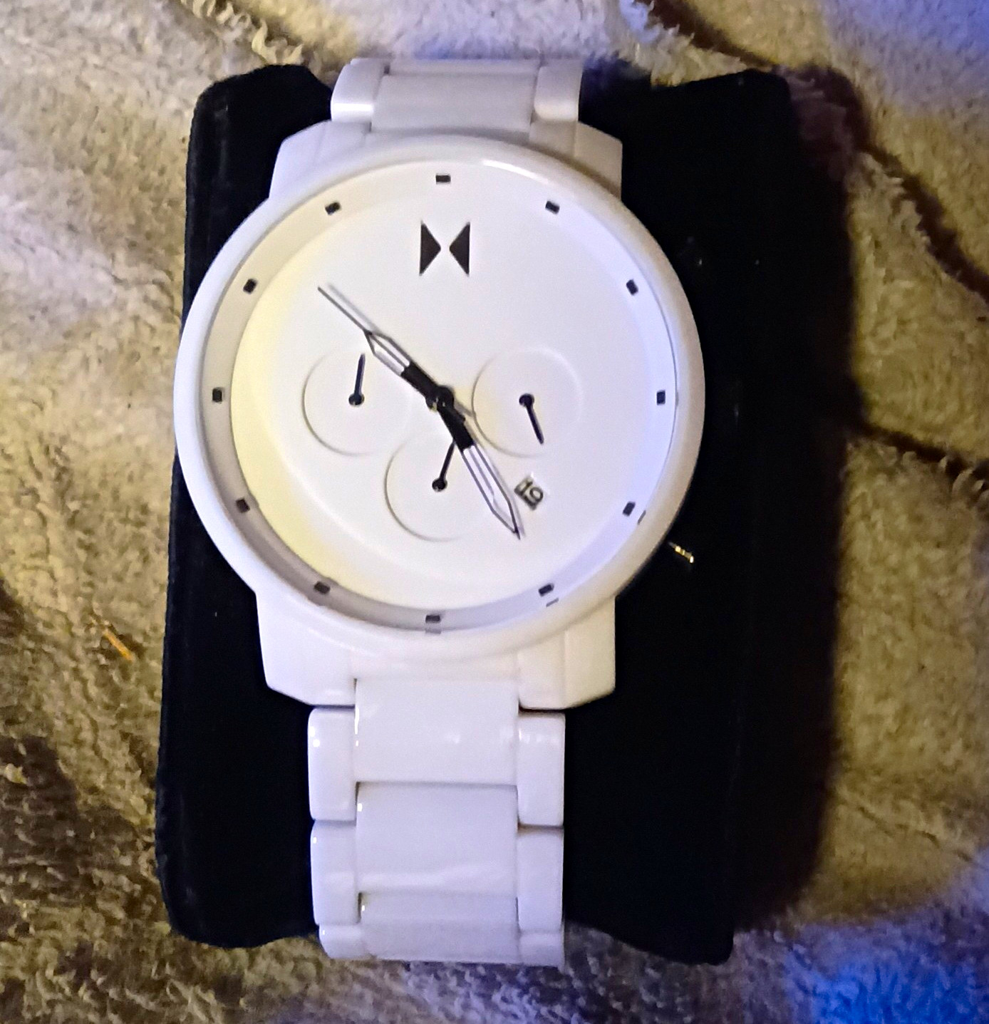 White Ceramic Analog Wristwatch Bracelet Date Indicator 12-Hour Round Deployant