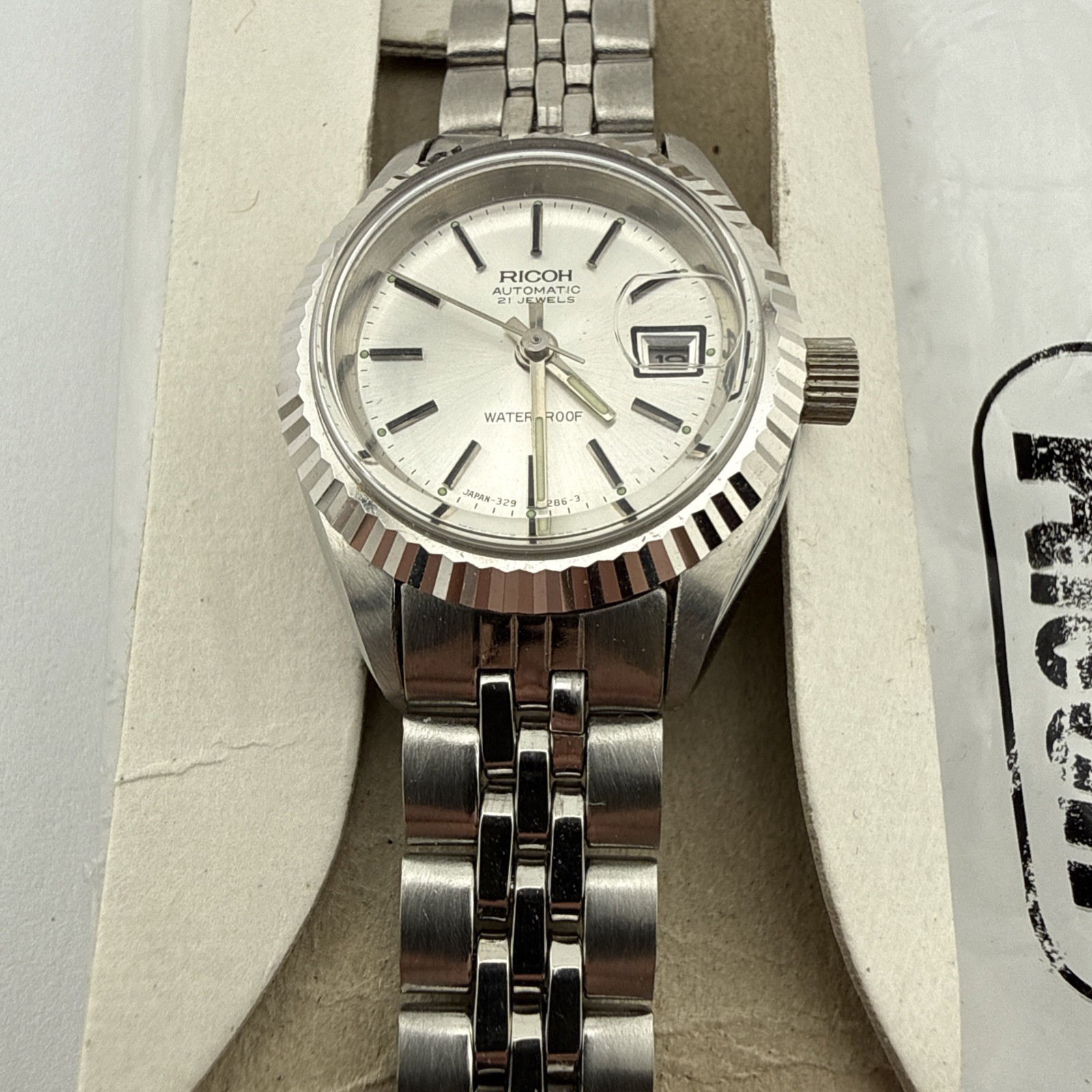 VINTAGE RICOH AUTOMATIC 21J SILVER TONE LADY’S DATE WATCH – NOS New Old Stock