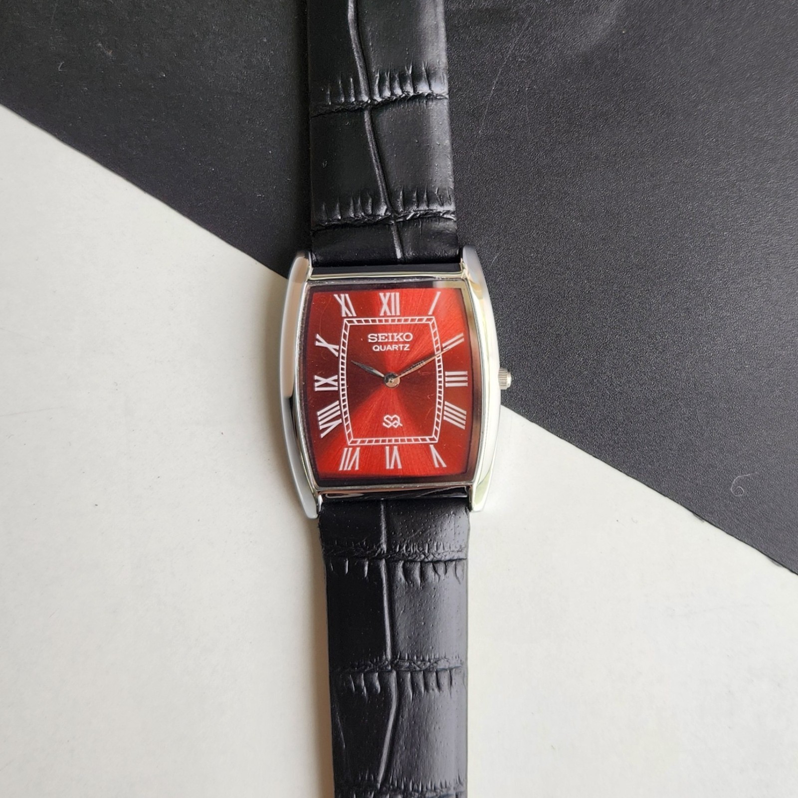 Vintage Seiko Slim Quartz Red Face Curve Silver Japanese 30MM Men’s Watch A59