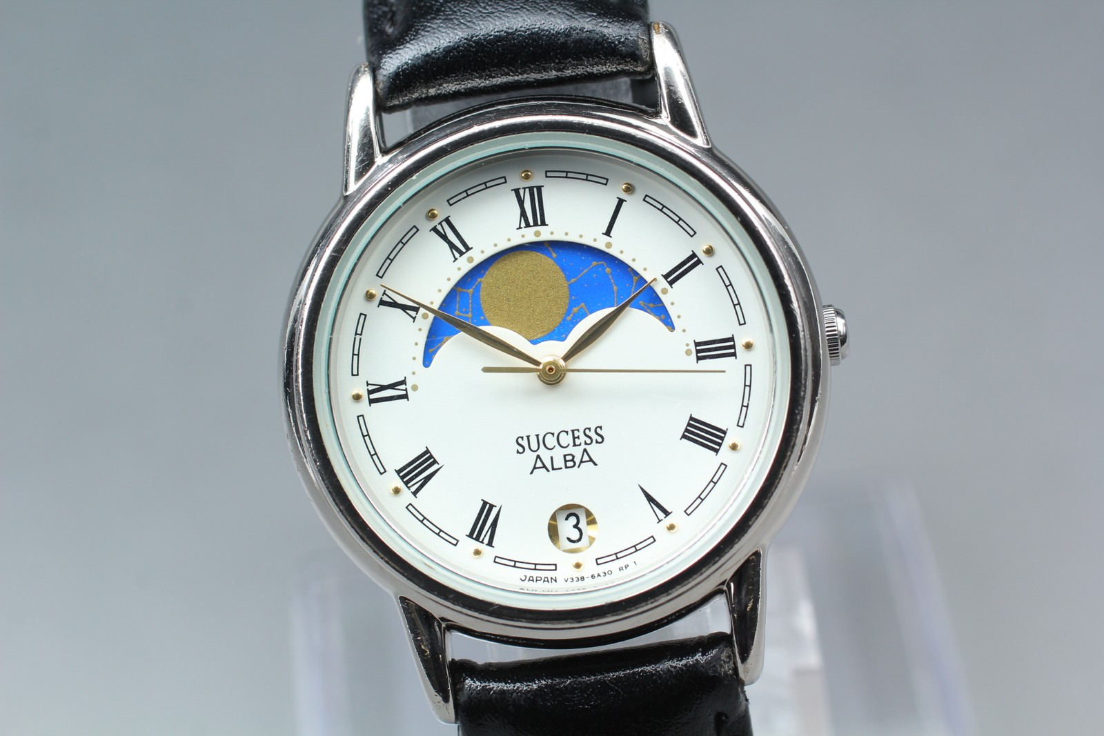 Near MINT SEIKO Alba V338-6A20 Moon Phase Roman 31mm Qz Vintage Mens Watch JAPAN