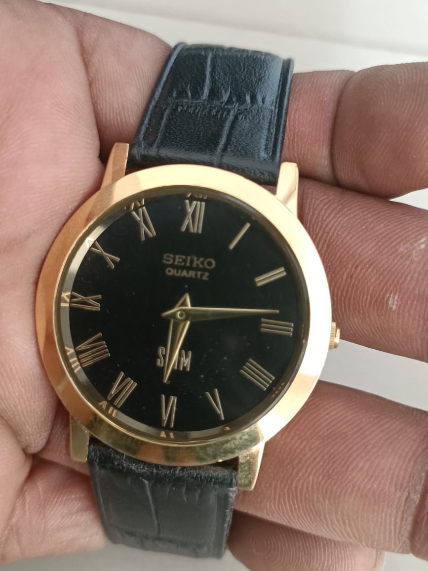 Vintage Seiko Quartz Japan Made Black Dial Men’s Wrist Watch Looking Good