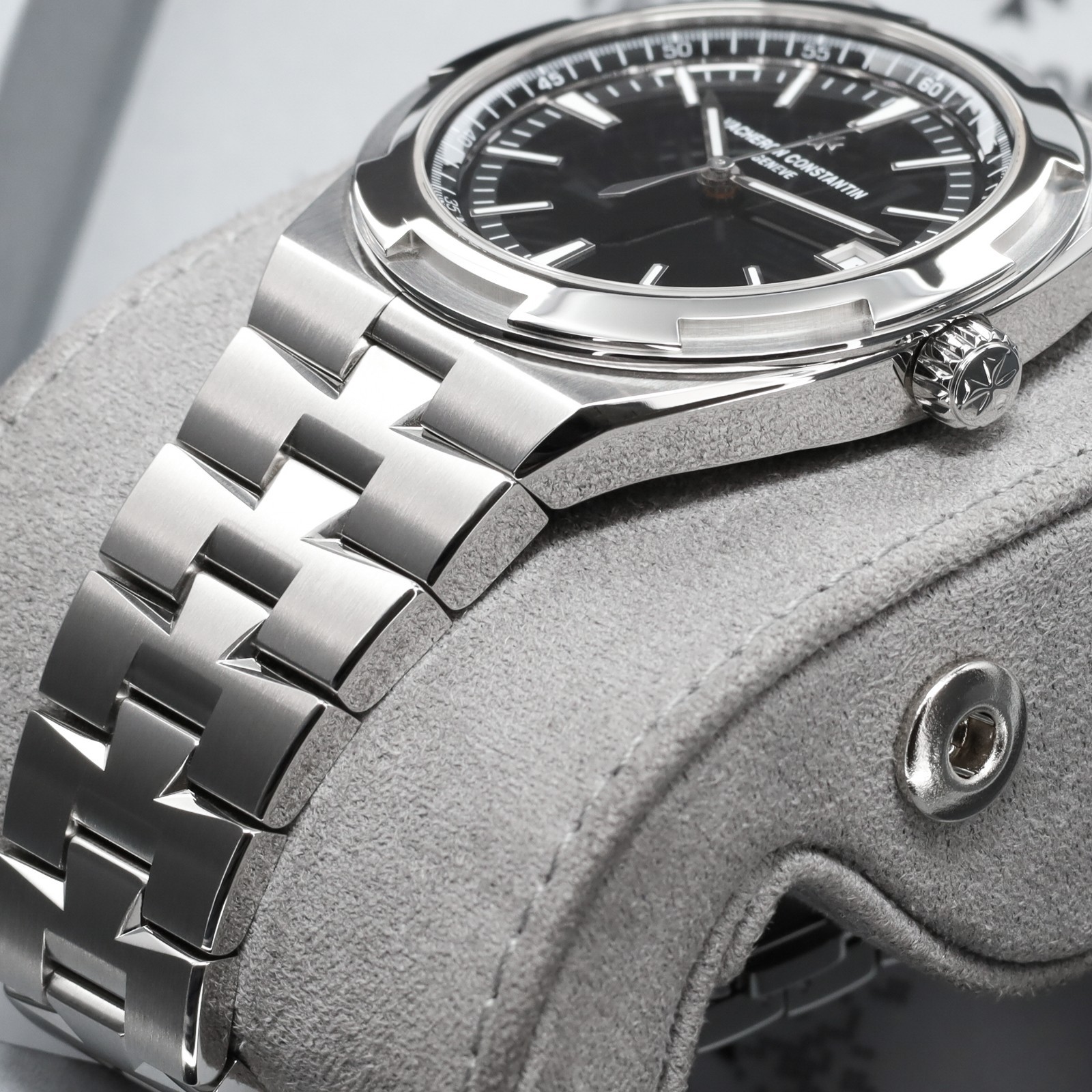 Vacheron Overseas 41mm 2025 Complete Steel Black Dial 4520V/210A-B483