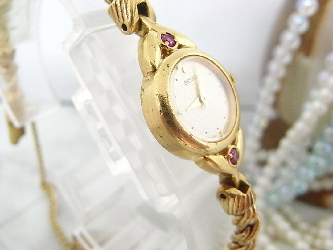 Vintage SEIKO Ruby Round Ladies Watch 5