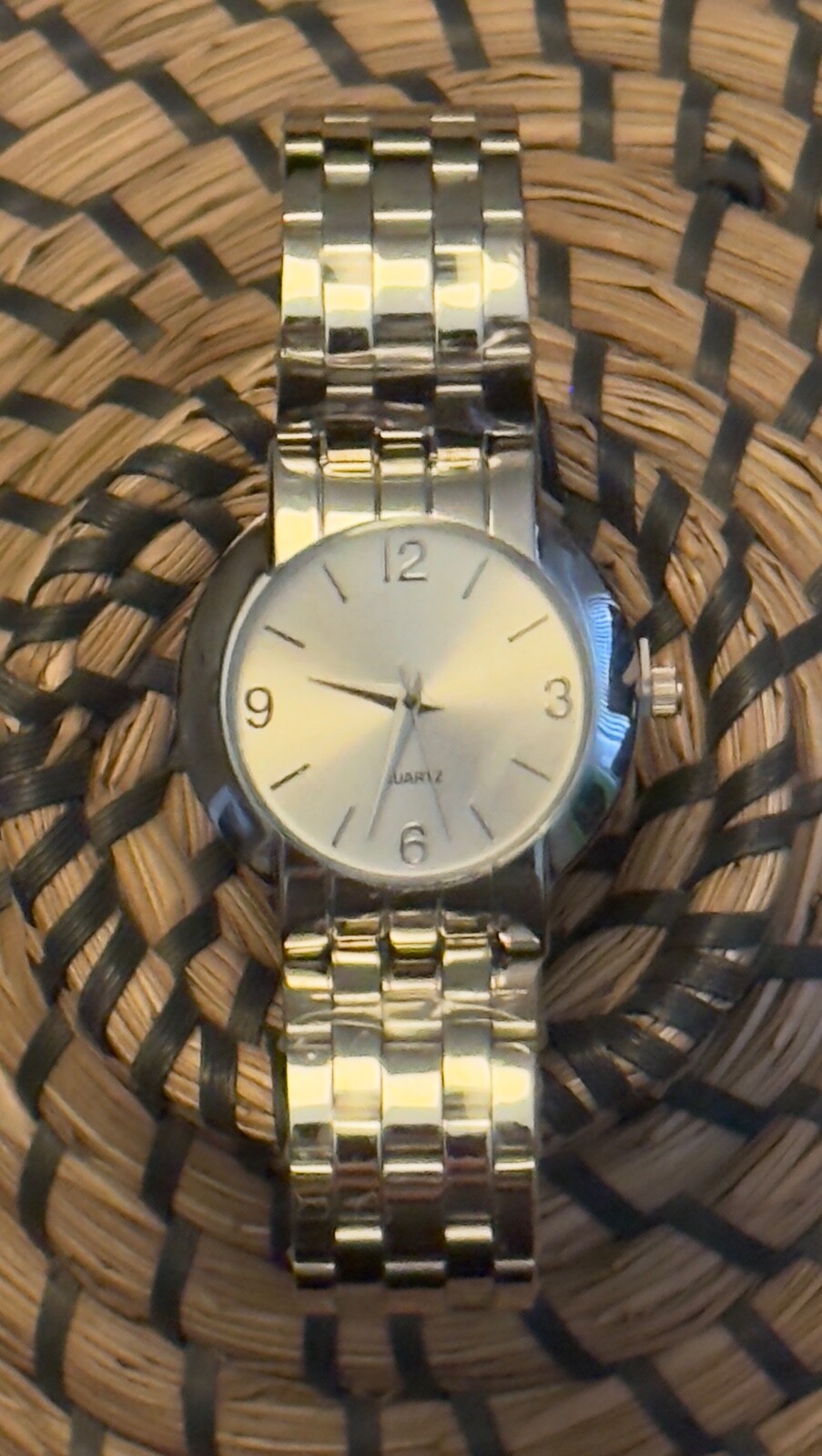 Women’s Quartz Analog Wristwatch Silver Coloring Band China Watch Ornate Simple
