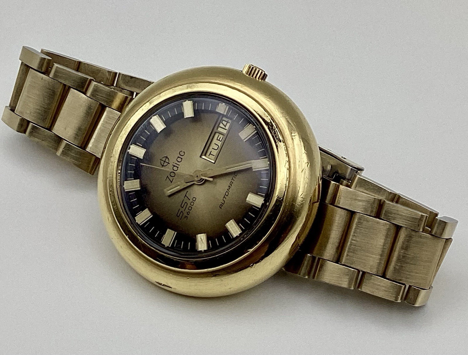 Zodiac Swiss SST 36000 UFO Case Gold G20 Day Date Automatic Keeps Perfect Time