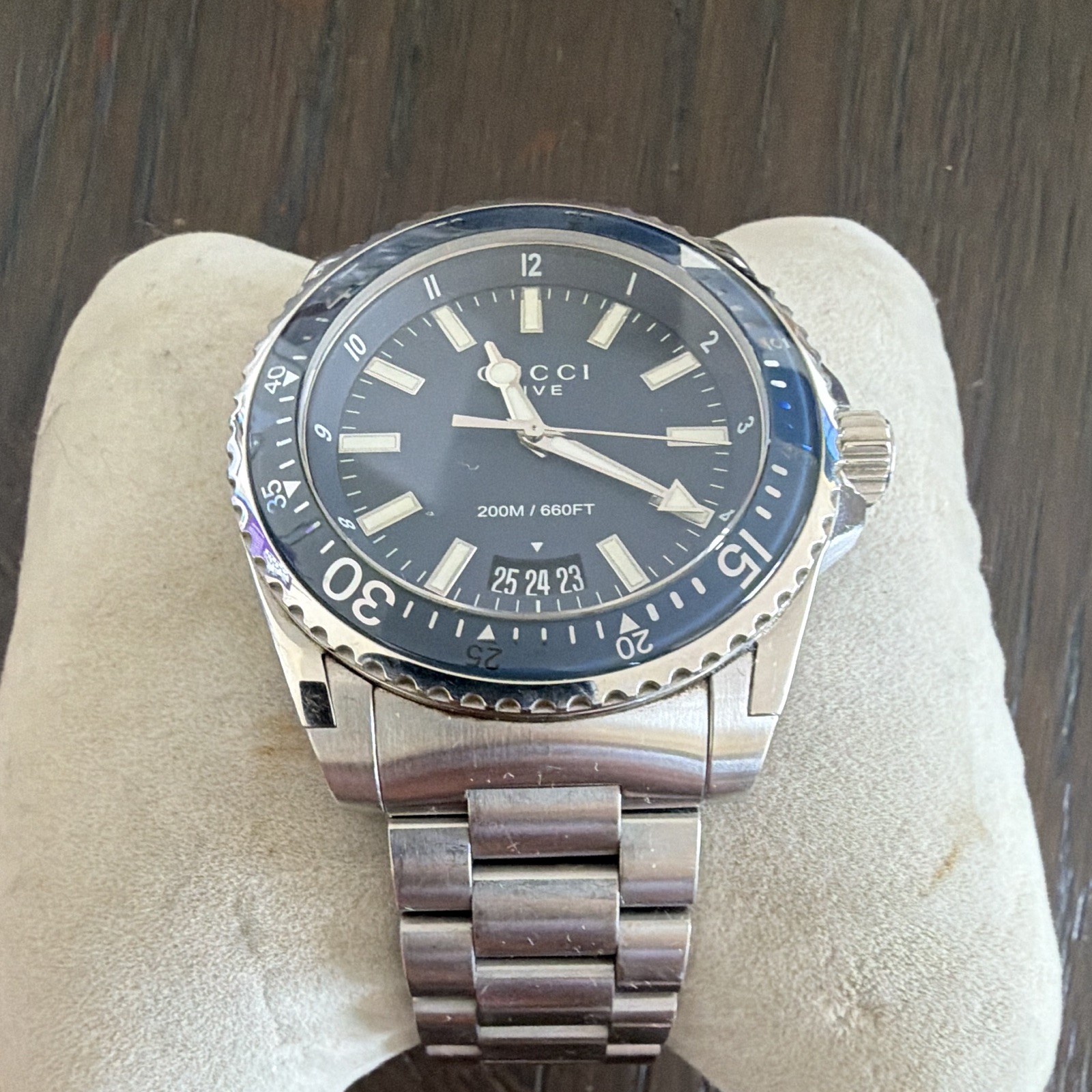 Gucci Dive Quartz 40mm Black Dial 200m Date Stainless Steel Bracelet 2002