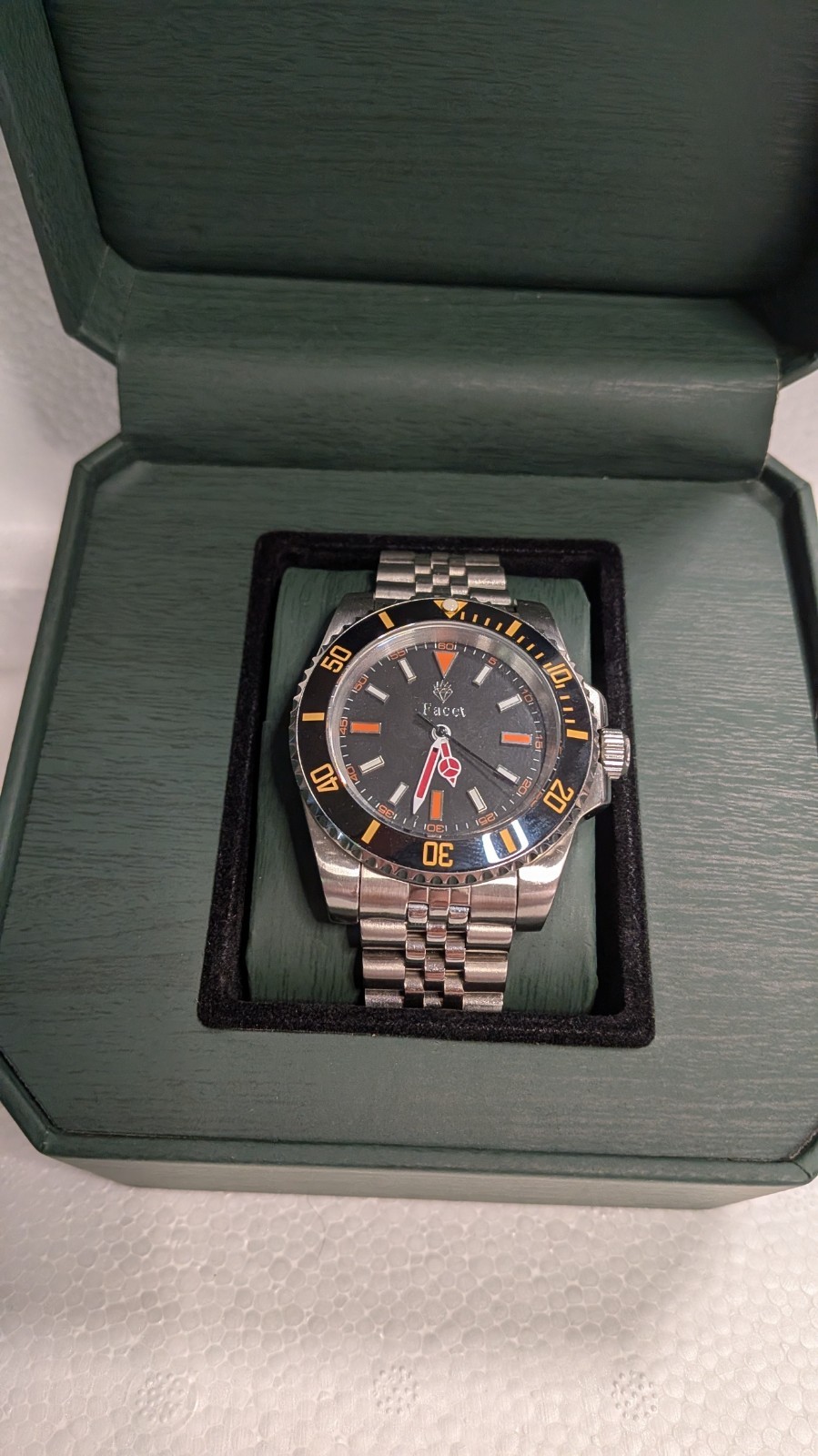 Facet Bolero men’s watch with automatic movement and exhibition caseback