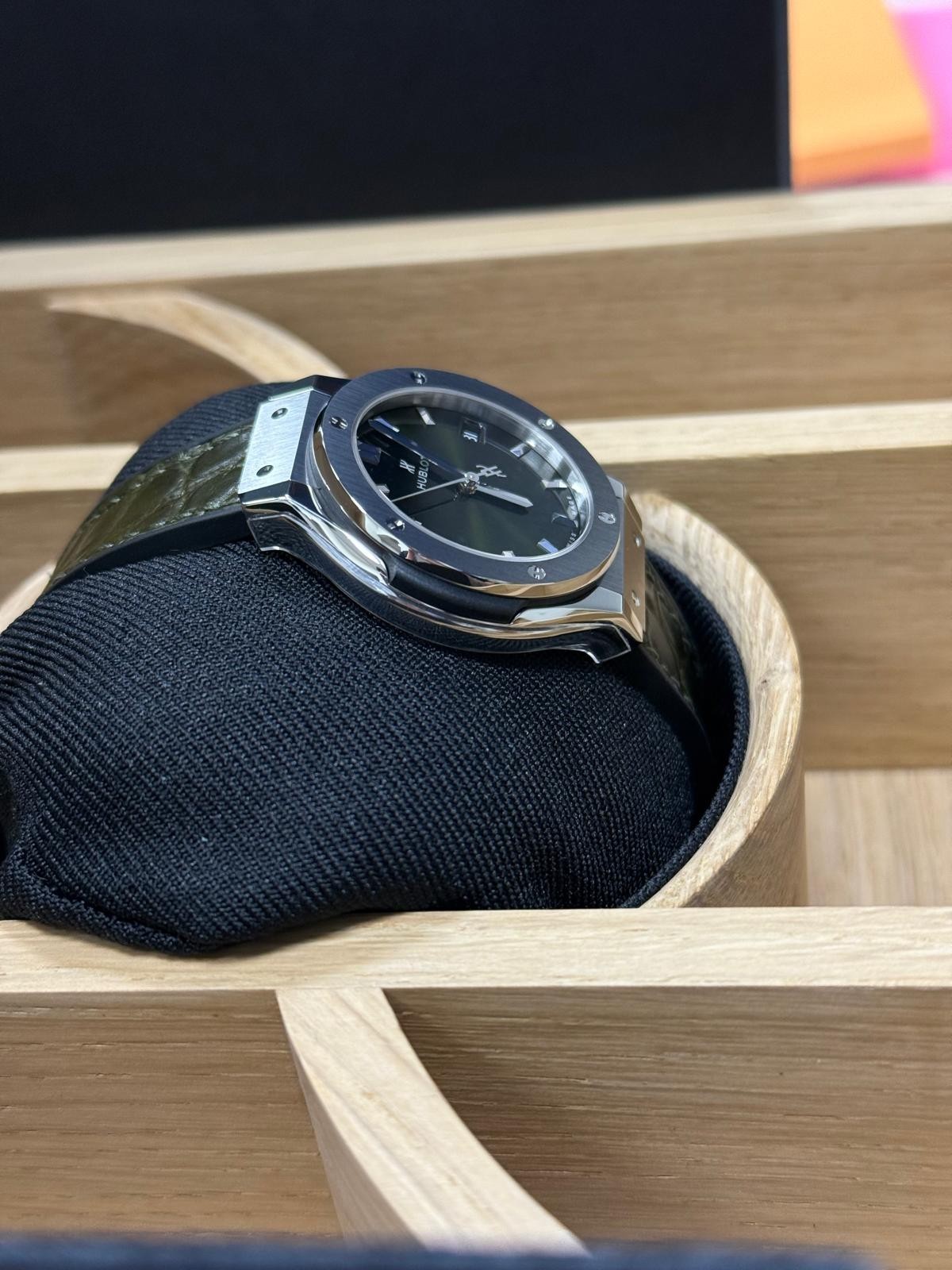 HUBLOT 581.NX.8970.LR CLASSIC FUSION 33MM GREEN DIAL ALLGATOR STRAP