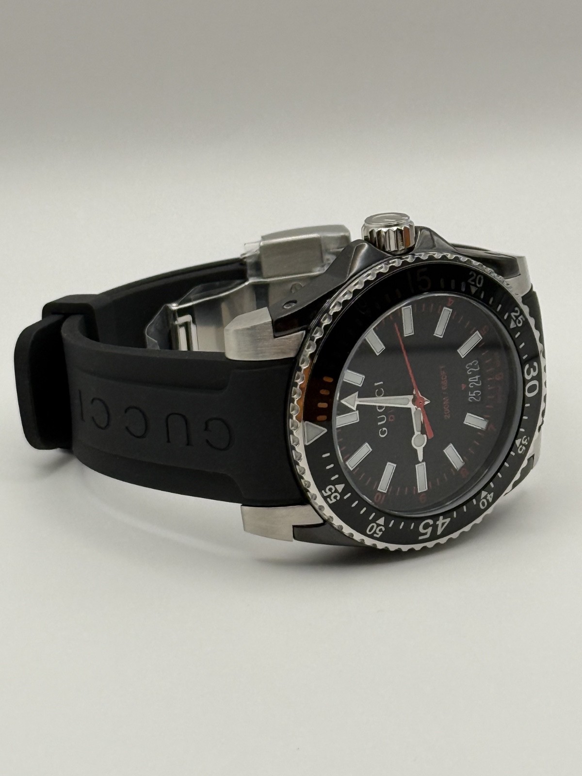 Gucci Dive Quartz Black Dial Black Rubber Strap 40 MM. Watch YA136303