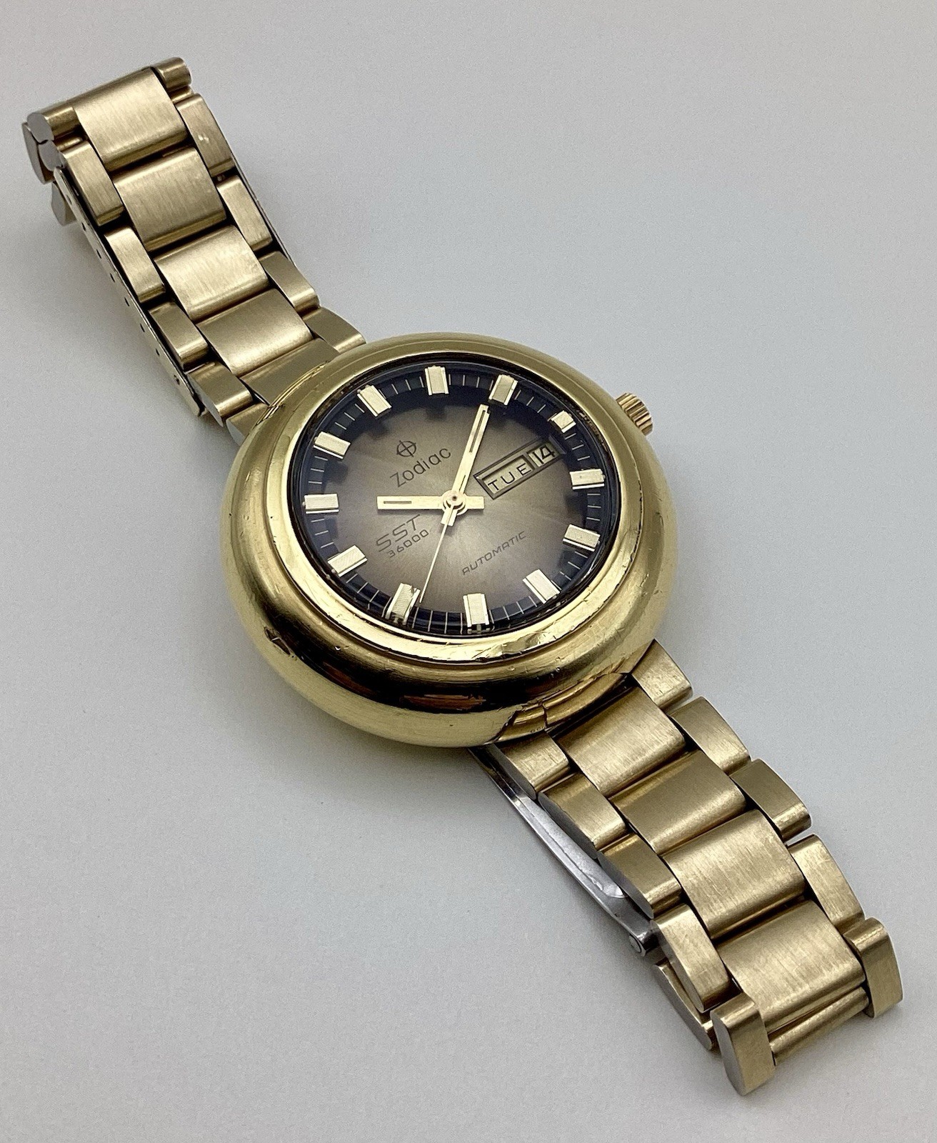 Zodiac Swiss SST 36000 UFO Case Gold G20 Day Date Automatic Keeps Perfect Time