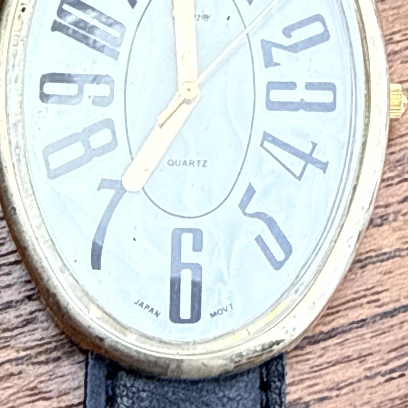 Quartz Analog Wristwatch Gold Case/Bezel White Arabic Dial Black Leather Strap