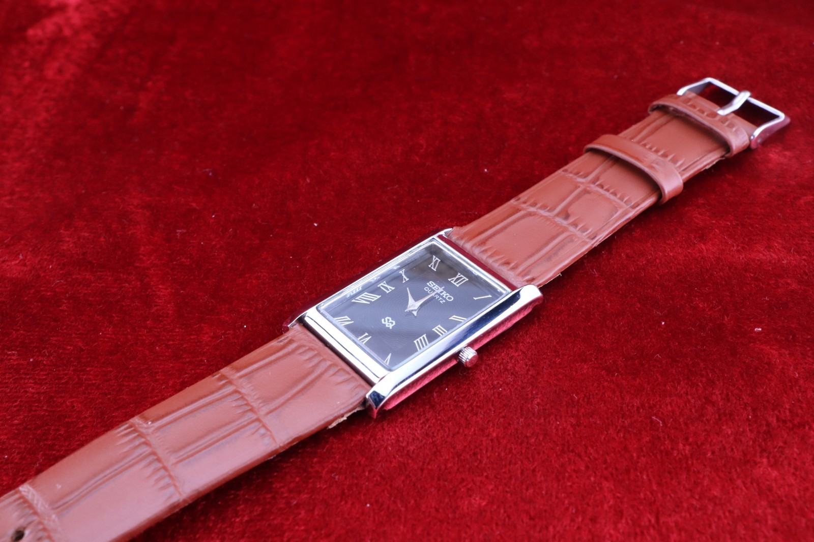 ⌚✨ Vintage Seiko Slim Quartz Gentlemen’s Black Dial , Light Brown Dress Watch