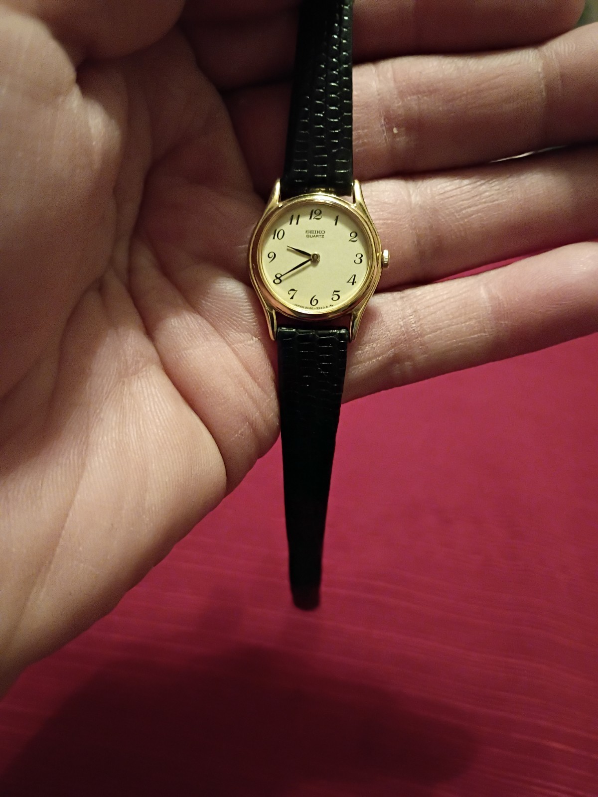 Vintage Seiko Quartz Women’s Gold Tone Watch White Dial Black Leather