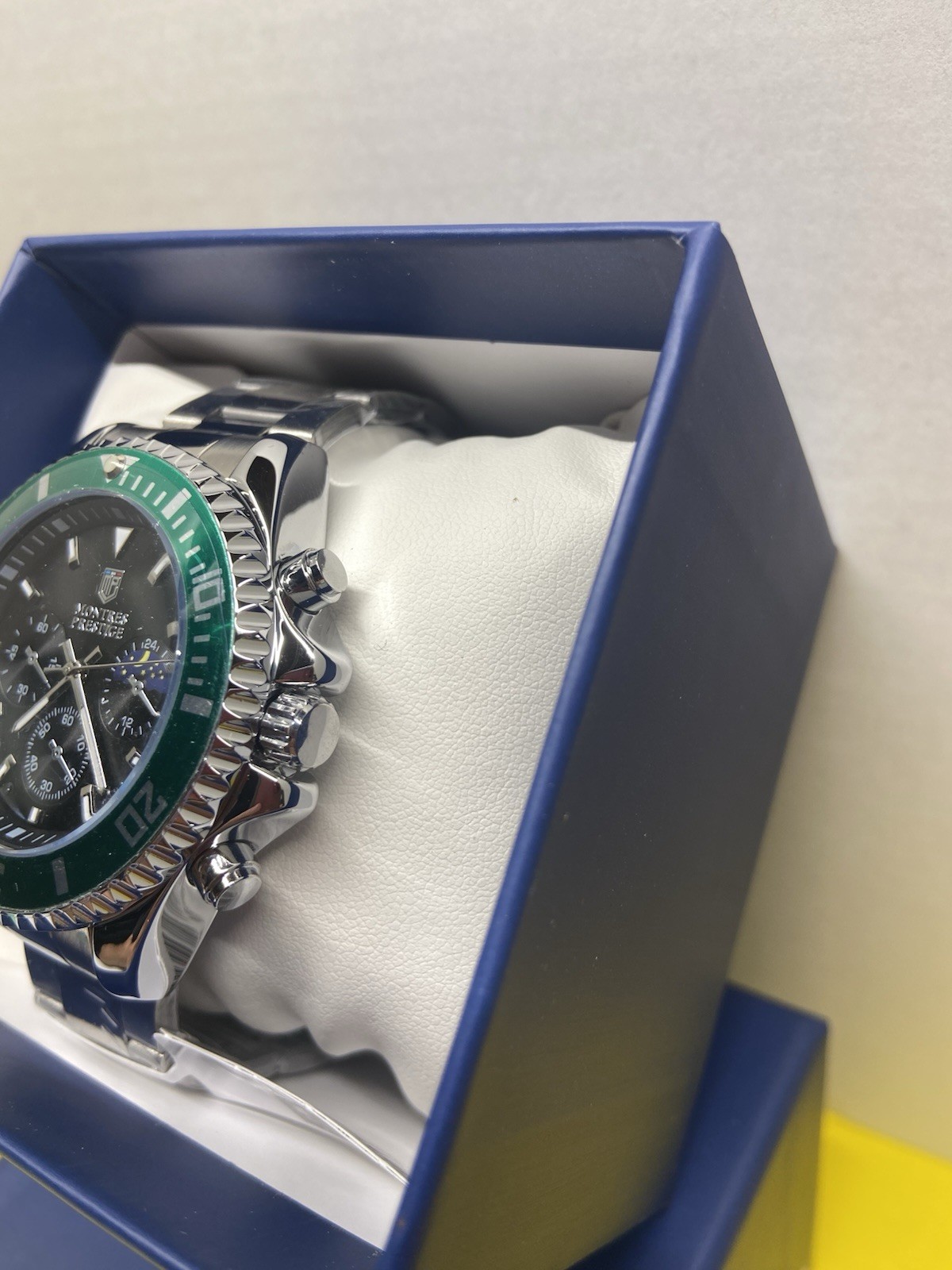 Montres Prestige Men’s Quartz Watch 42mm Black Dial Green Bezel Steel 30m