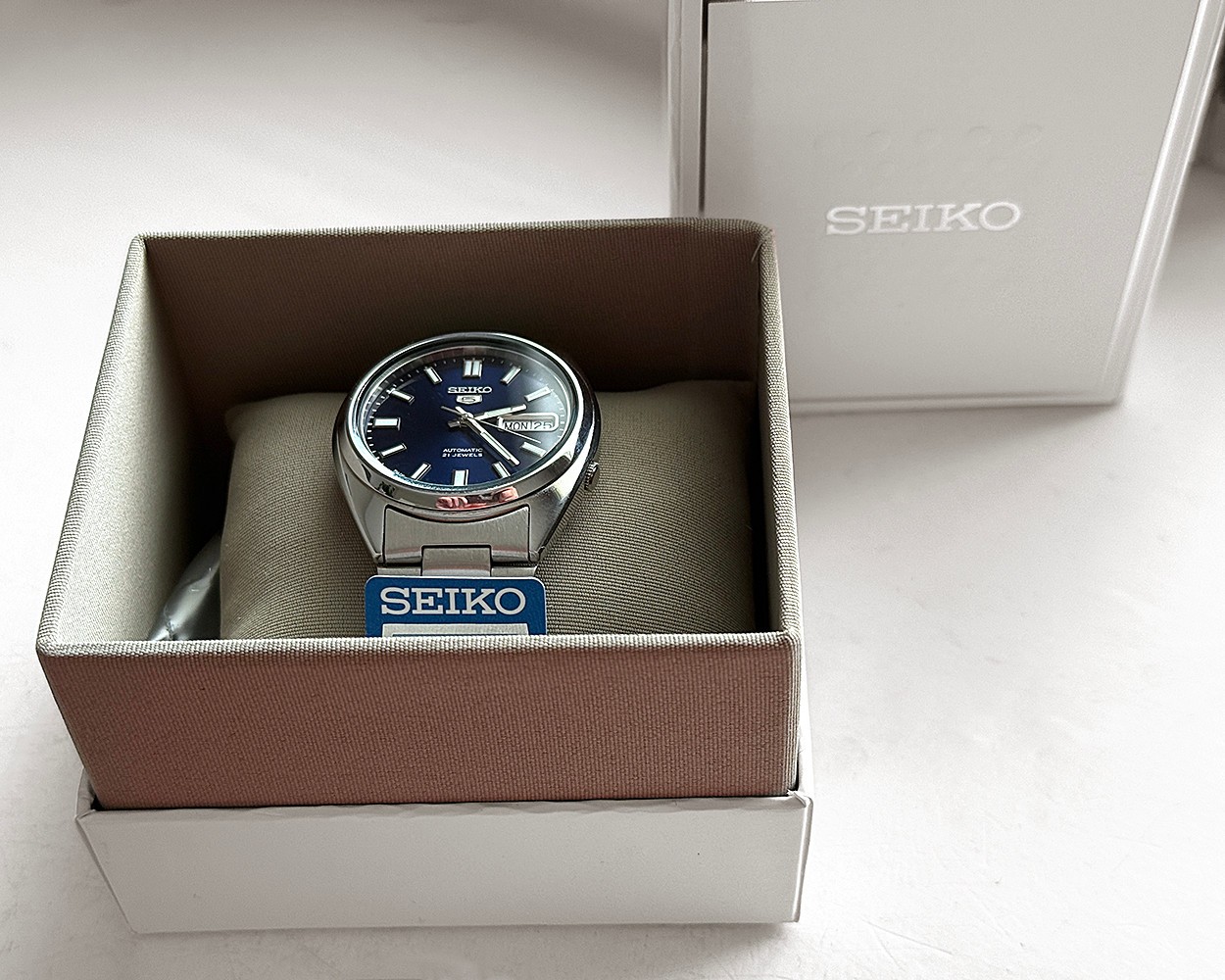 New in box Seiko 5 Automatic 21 Jewels Japan Made SNXS77 Men’s Watch