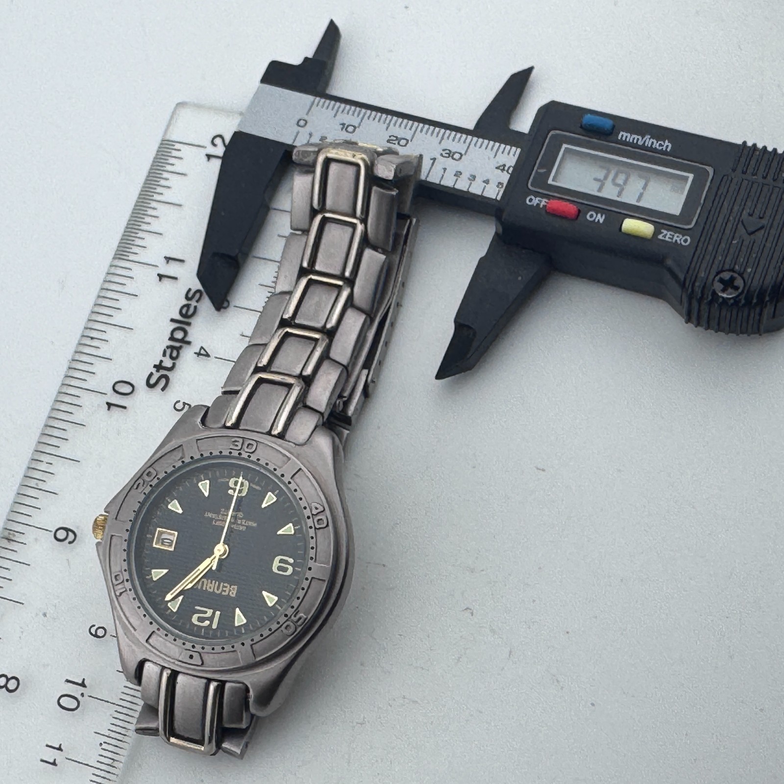 Vintage Benrus Quartz Watch Men 30m Dual Tone Black Fixed Bezel New Battery 8″