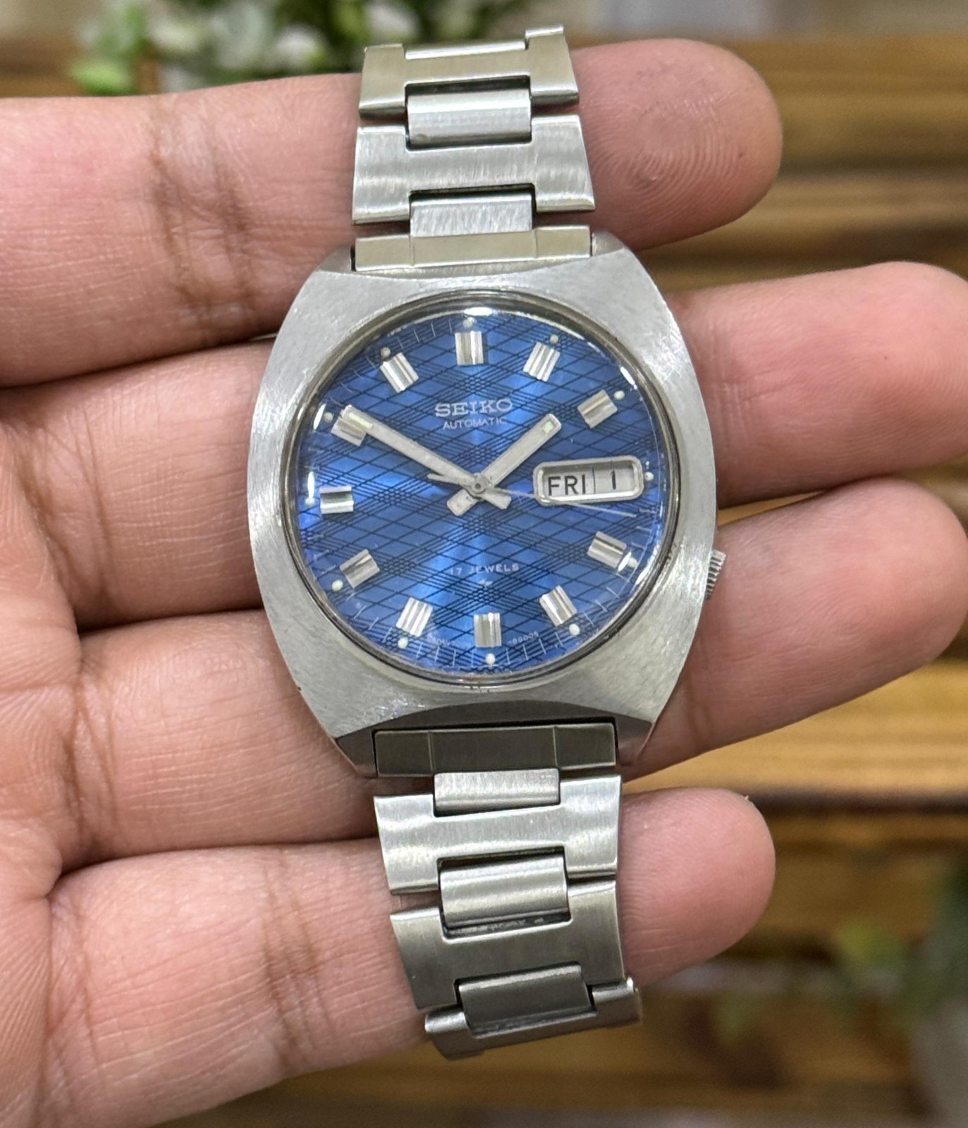 Vintage Seiko 5 Automatic Day/Date Blue Dial Wrist Watch For Men Japan 7009-8009