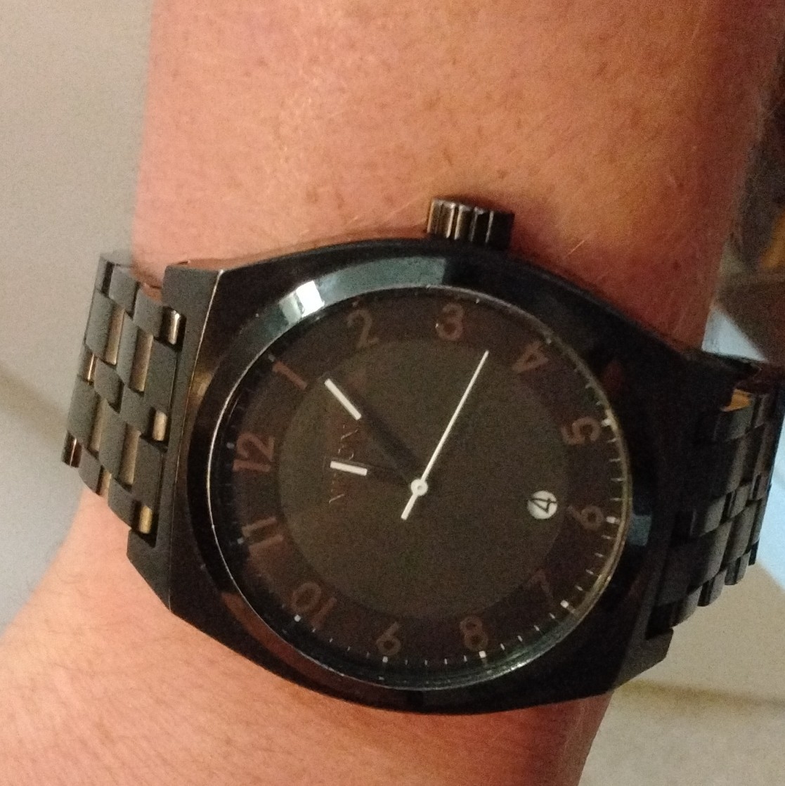 Black Analog Wristwatch Black Metal Bracelet Round Case Fixed Bezel 12-Hour