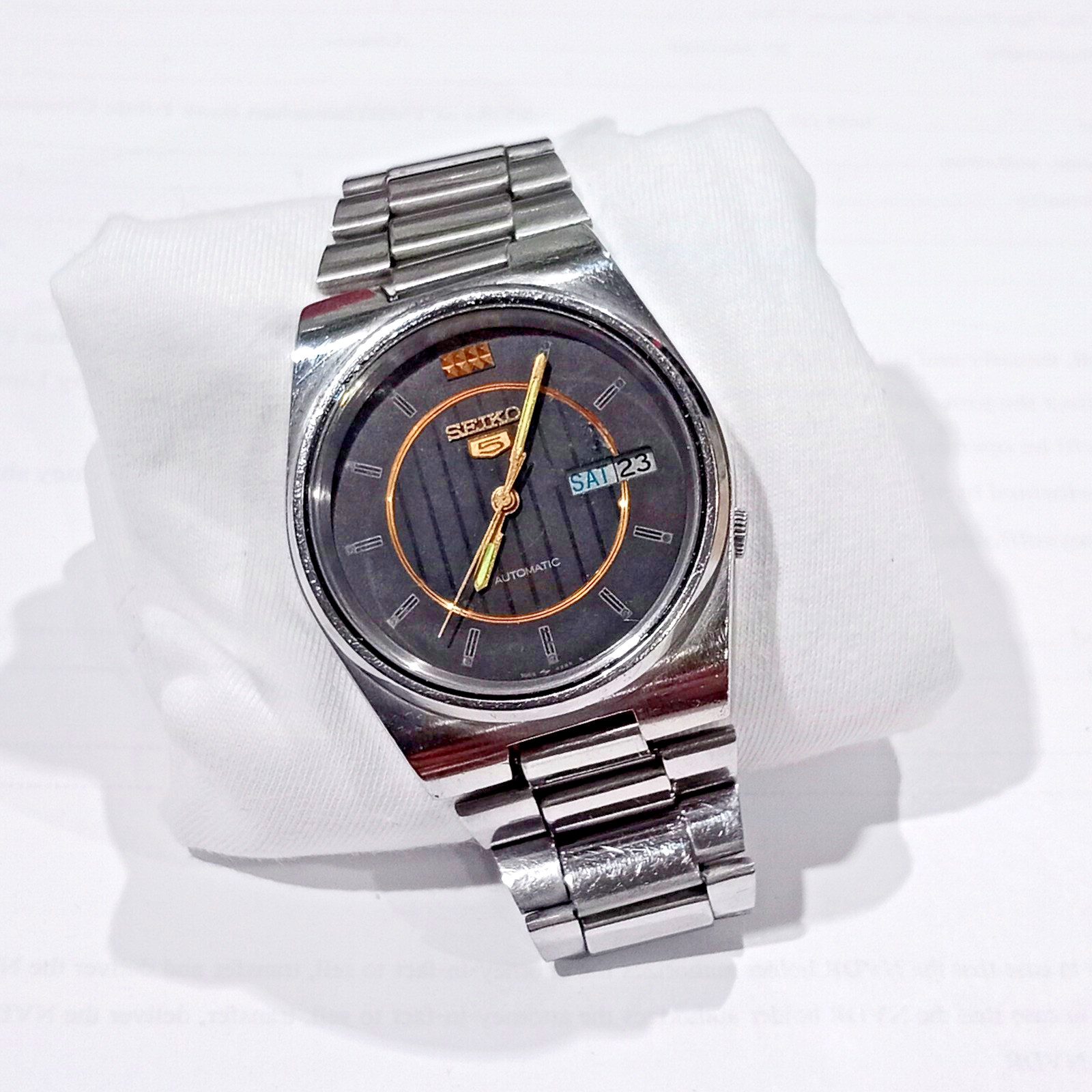 Vintage men’s watch Seiko Automatic 7009 Black Pinstripe Dial Dec 1988
