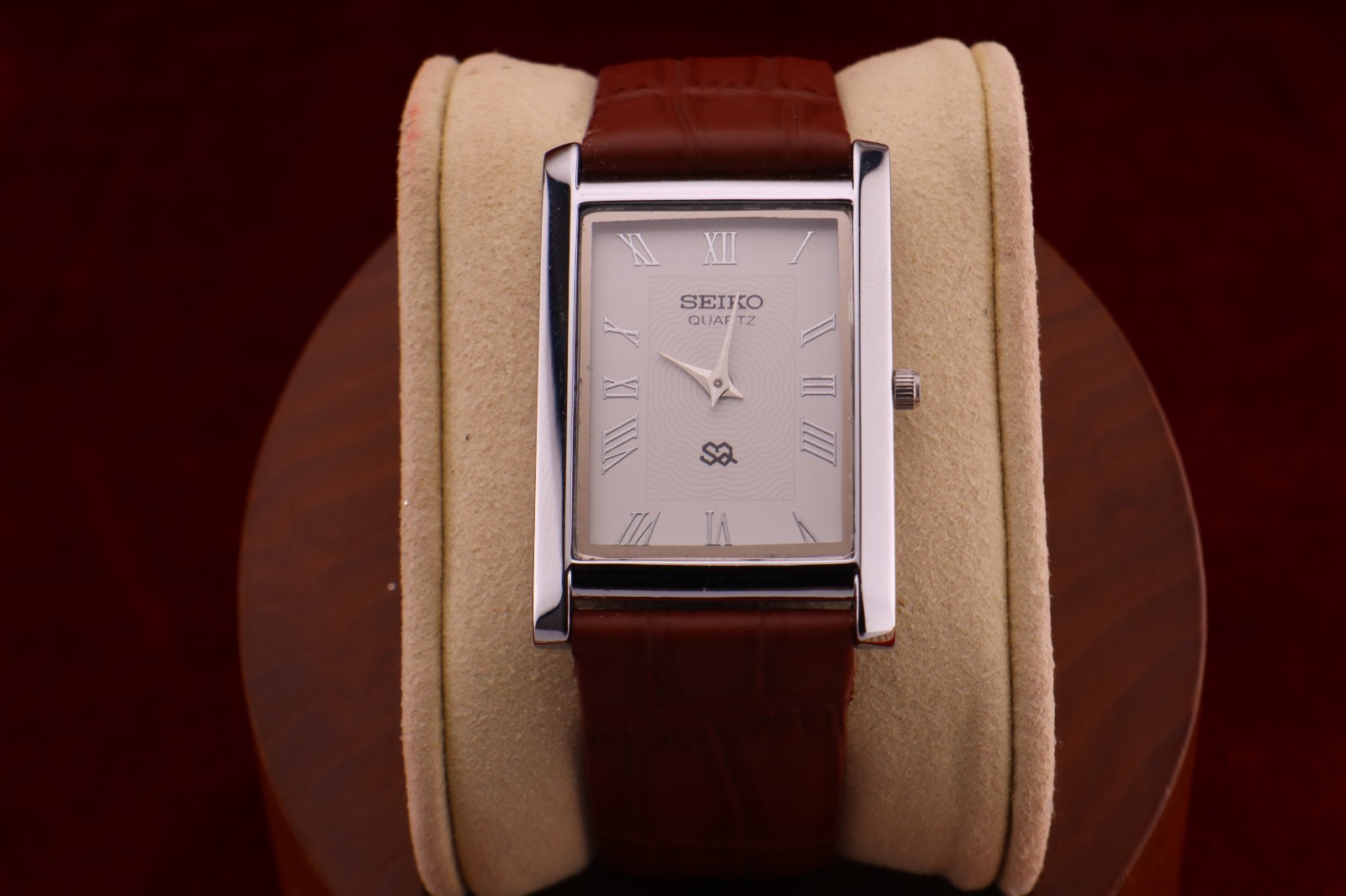 ⌚✨ Vintage Seiko Slim Quartz Gentlemen’s White Dial , Light Brown Dress Watch
