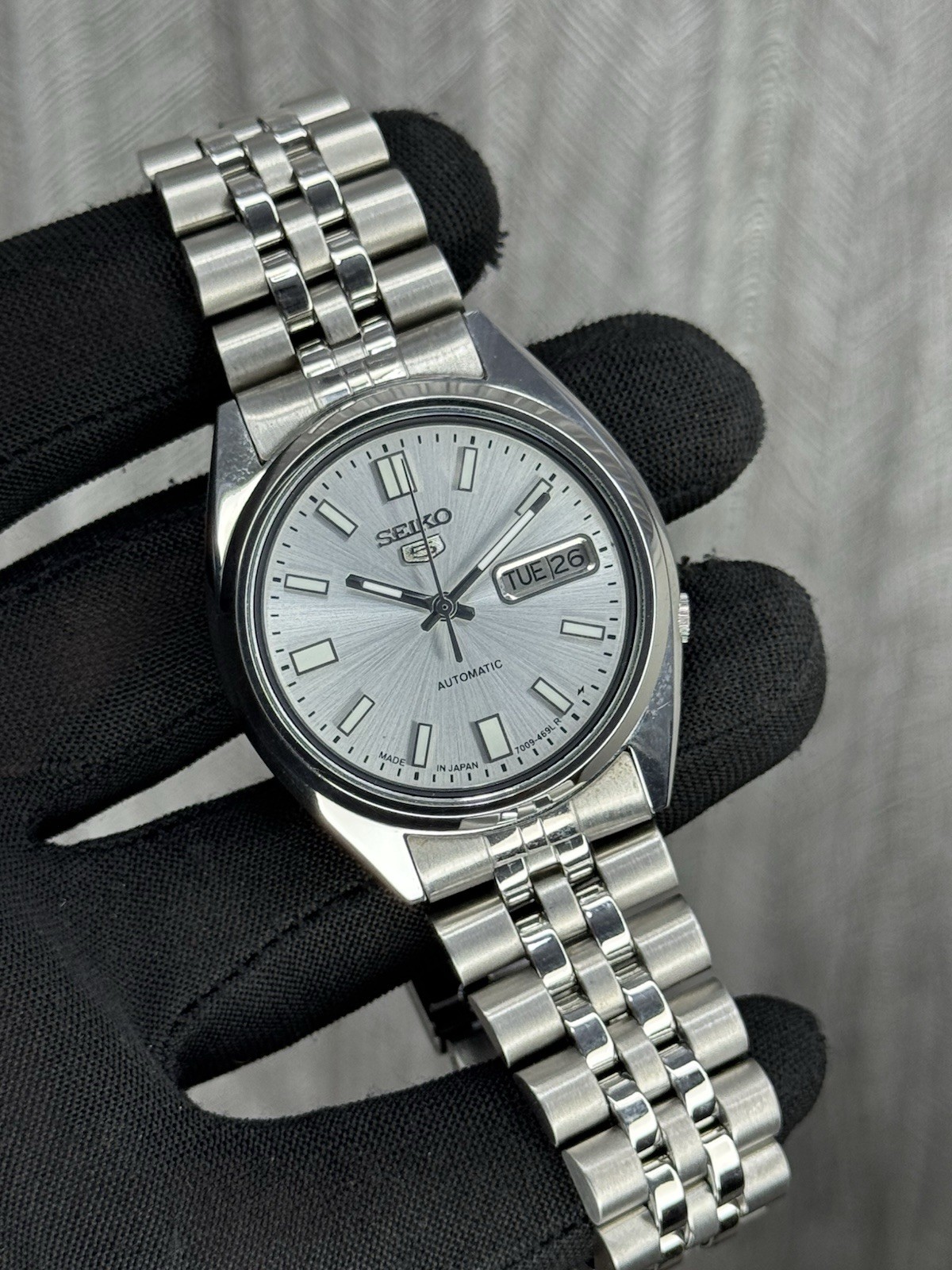 Seiko 5 SNXS73 Automatic 7009-3040 Silver Dial 17 Jewels Men’s Wristwatch Japan.