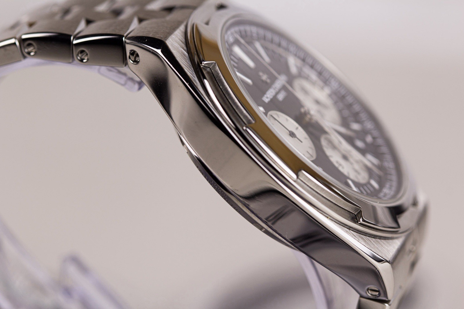 Vacheron Constantin Overseas Chrono “Reverse Panda” | Ref. 5520V/210A-B481 Mint