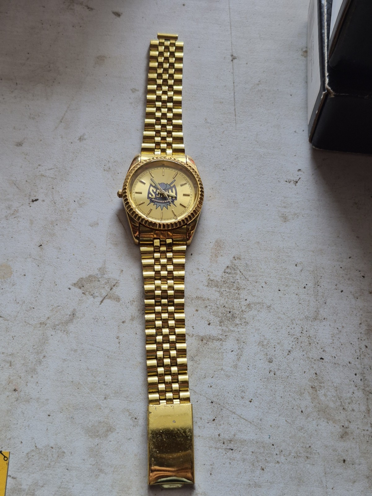 Quartz Analog Wristwatch Sacramento Kings Logo Dial Gold/Purple Gold Bracelet